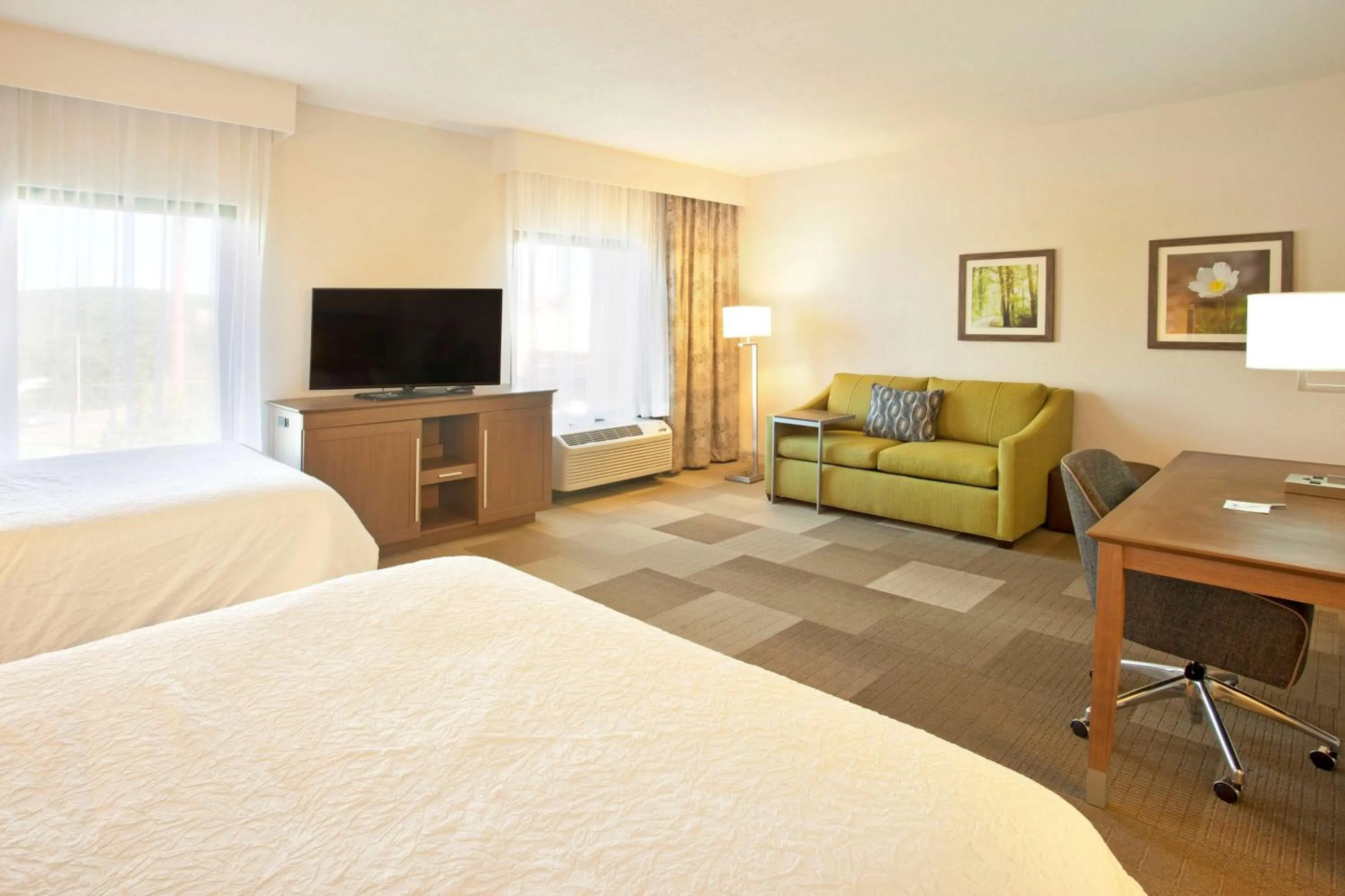 Bed in Hampton Inn & Suites Nashville-Smyrna