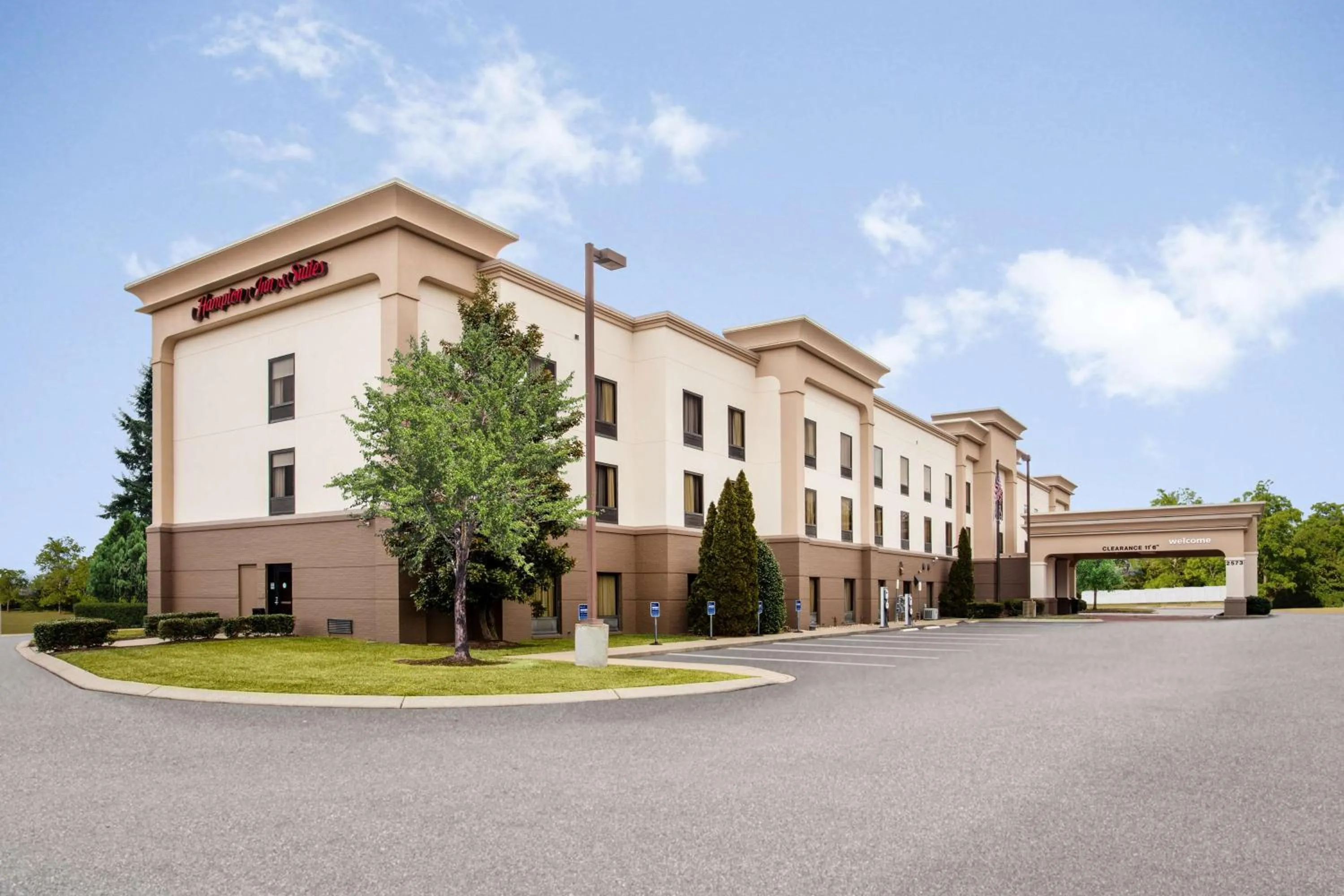 Property building in Hampton Inn & Suites Nashville-Smyrna