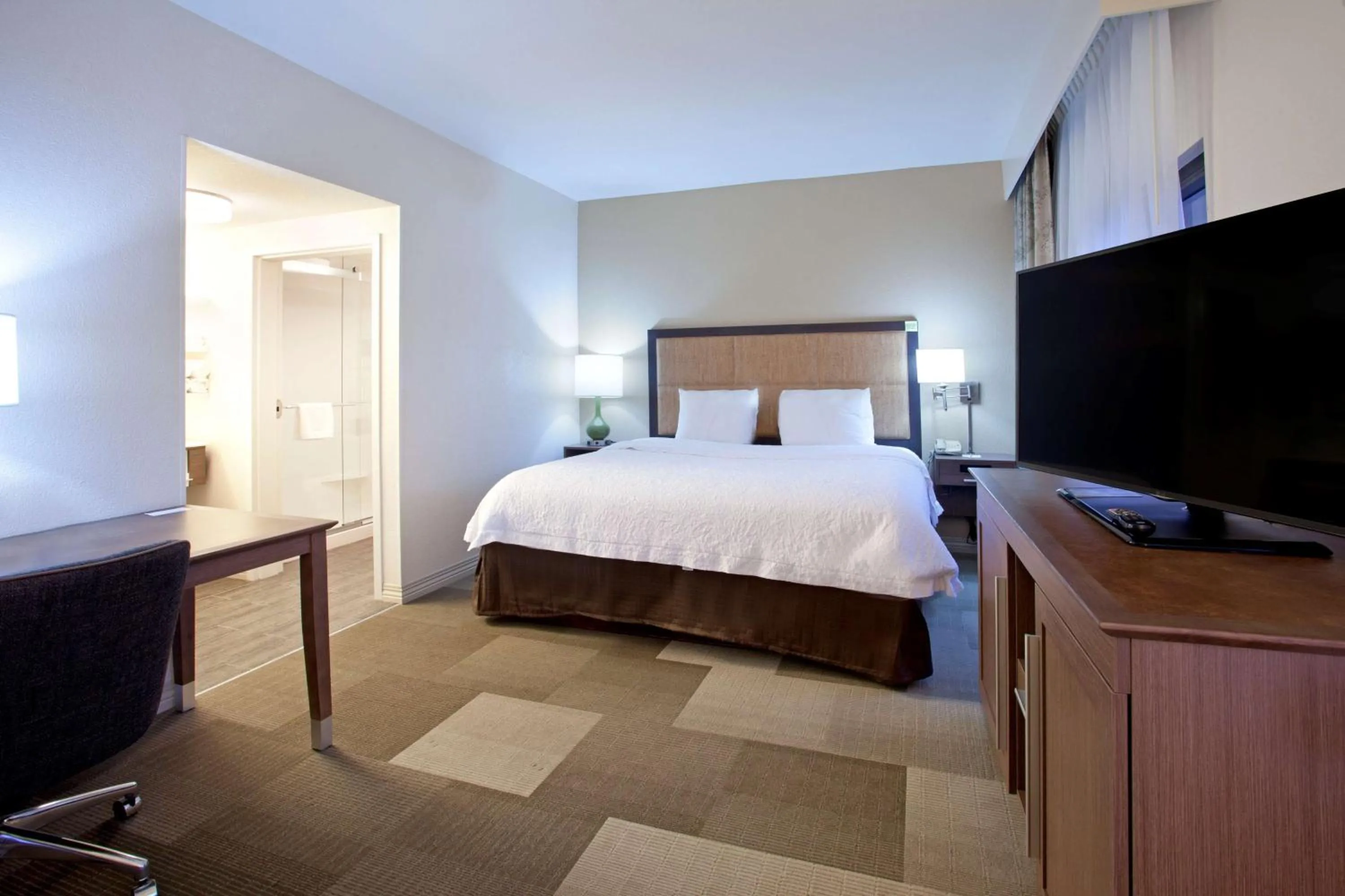 Bed in Hampton Inn & Suites Nashville-Smyrna