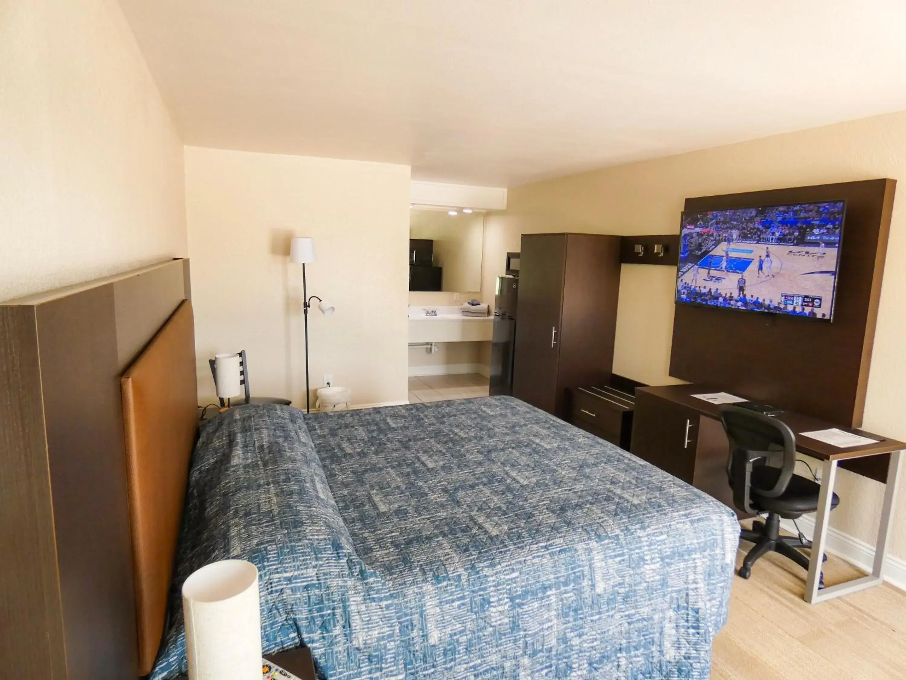 Large Single Room in Gators Inn on the Bayou Large Single Room in Gators Inn on the Bayou