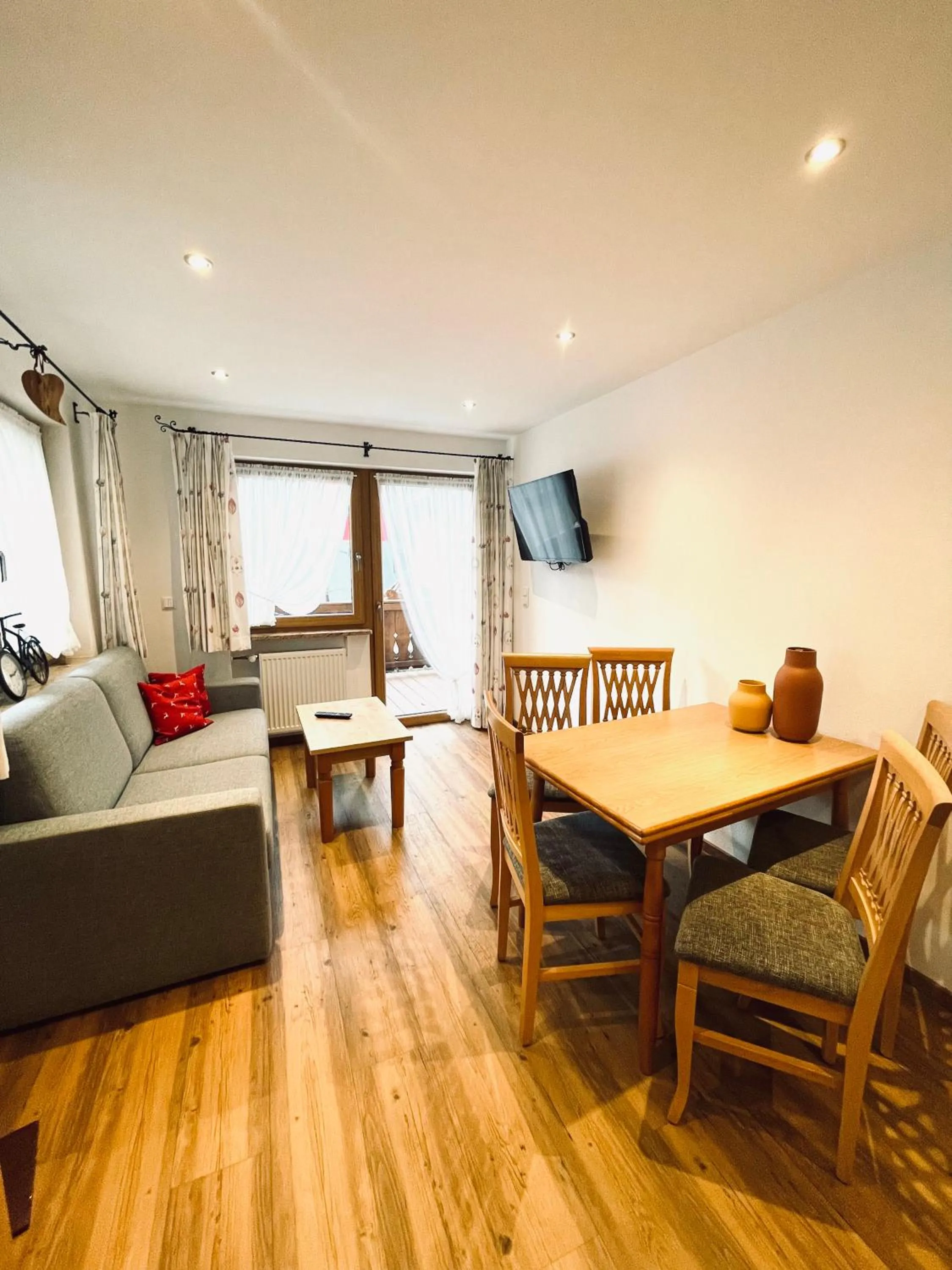 Communal lounge/ TV room in Gästehaus Achental