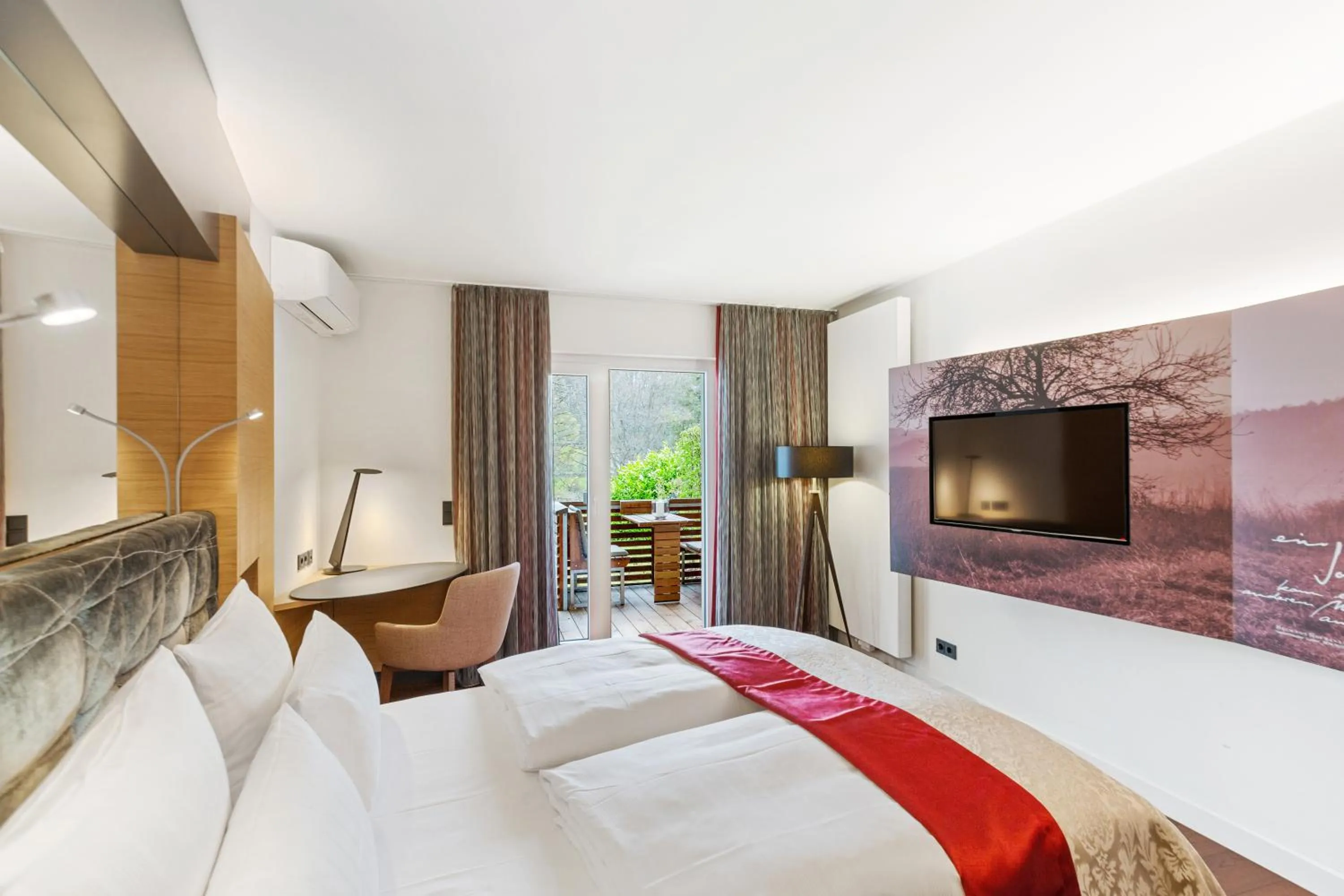 Photo of the whole room, Bed in Romantik Hotel Landschloss Fasanerie