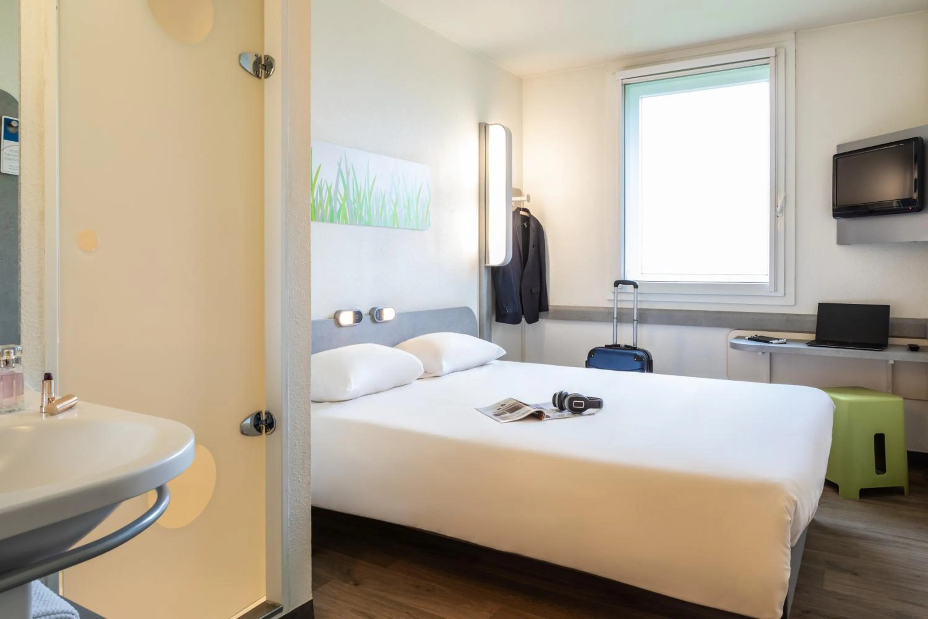Shower, Bed in ibis budget Roissy CDG Paris Nord 2