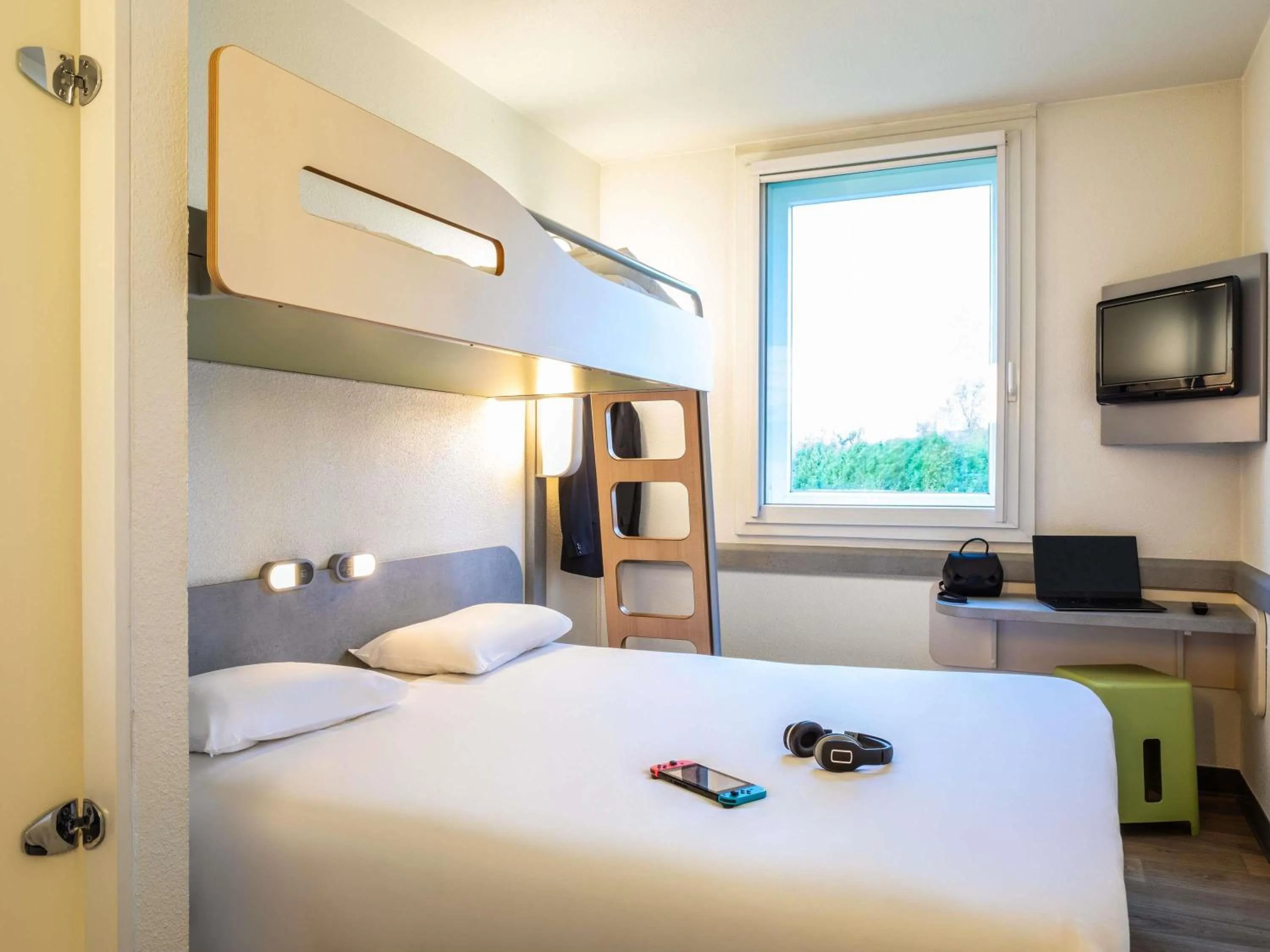 Bedroom, Bed in ibis budget Roissy CDG Paris Nord 2