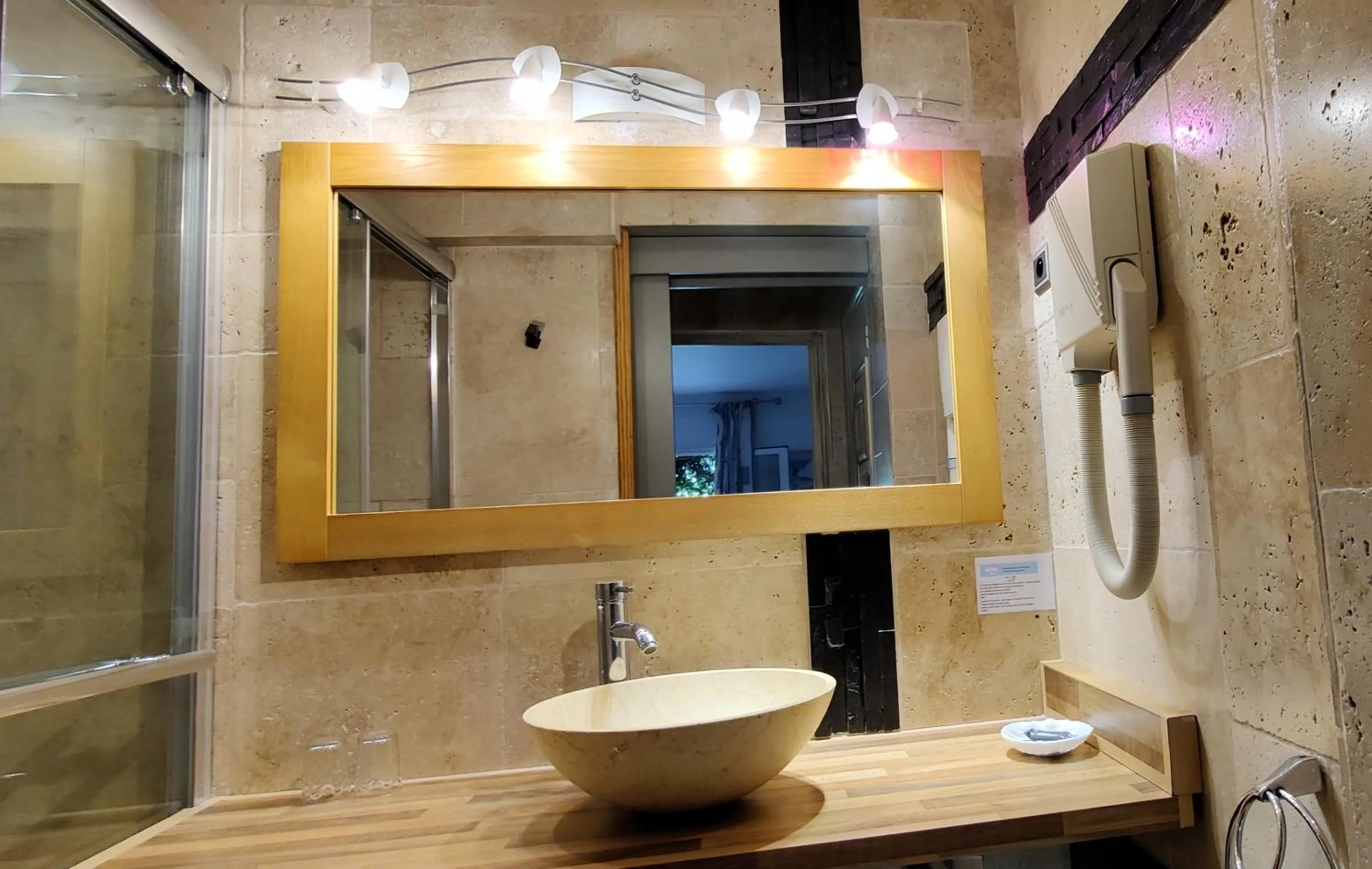 Bathroom in Athénopolis