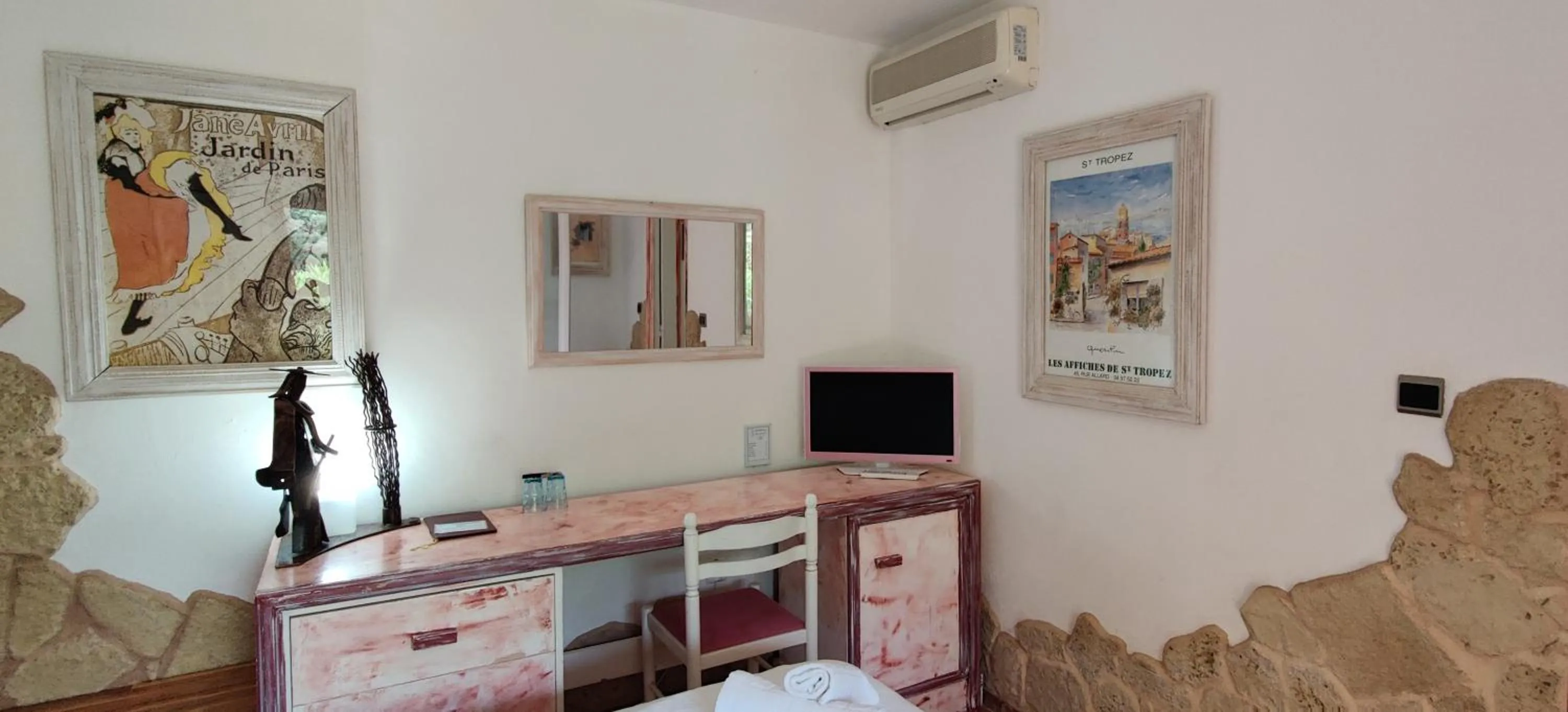 Photo of the whole room in Athénopolis