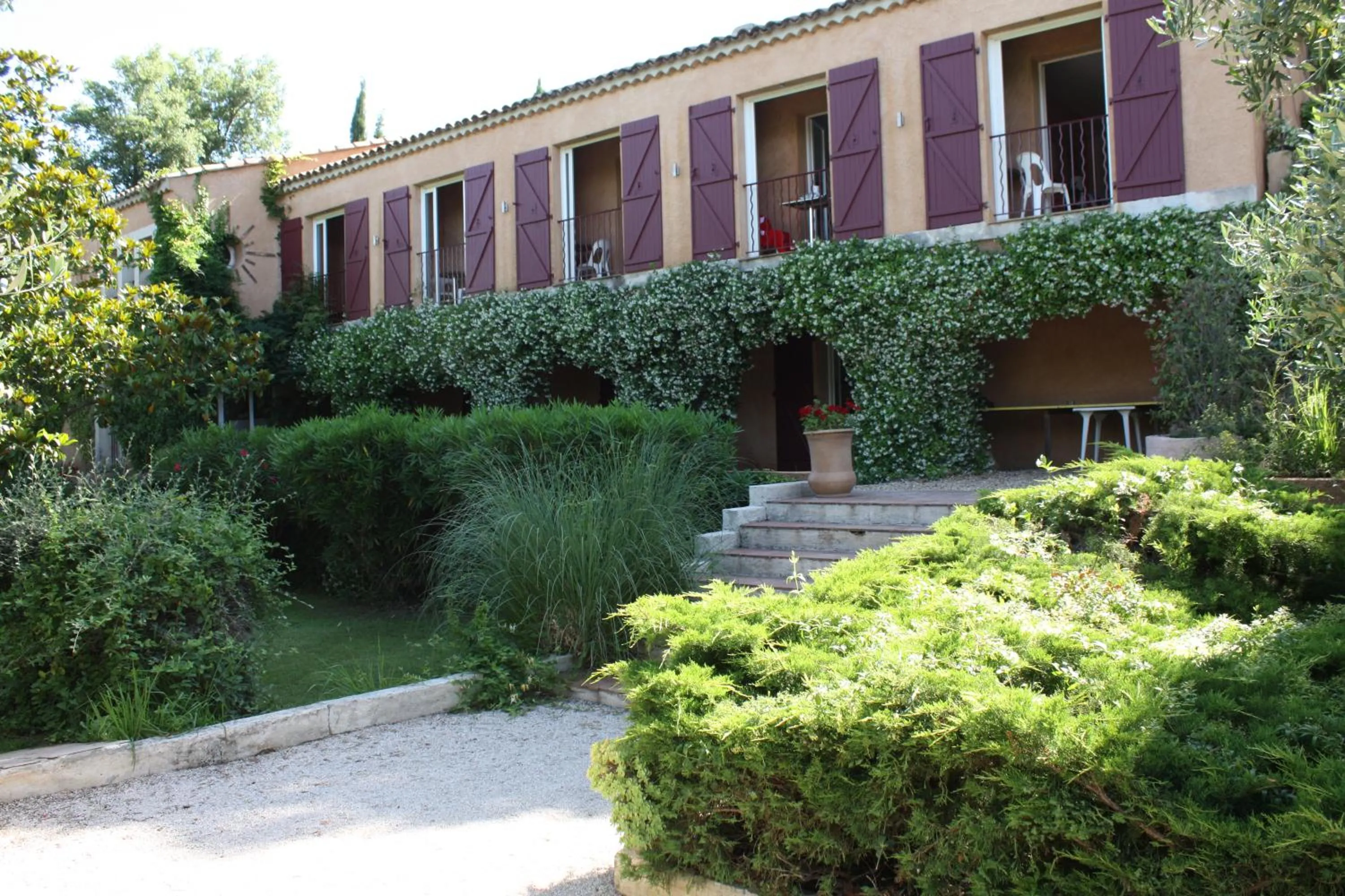 Property building in Athénopolis