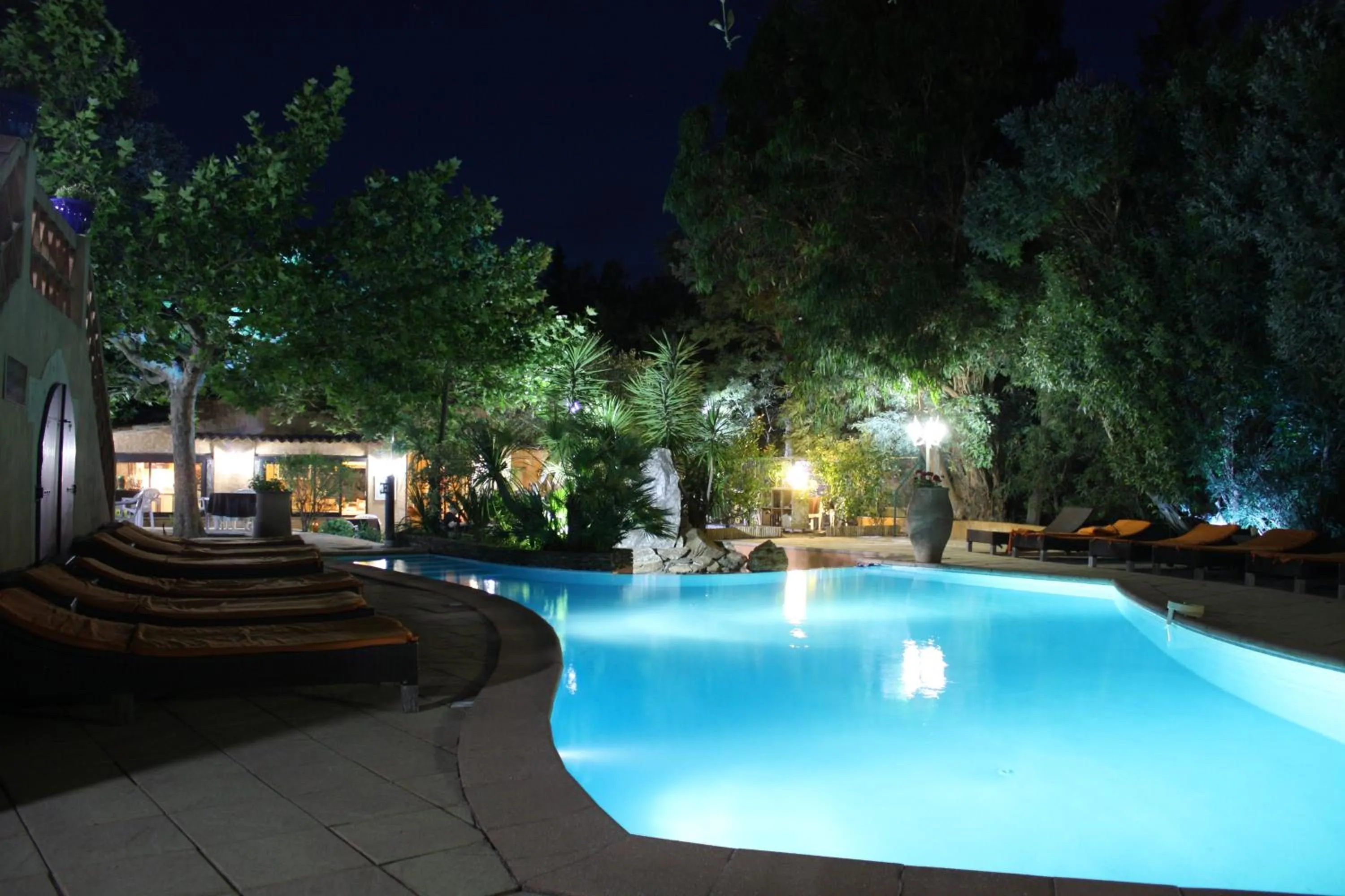 Restaurant/places to eat in Athénopolis