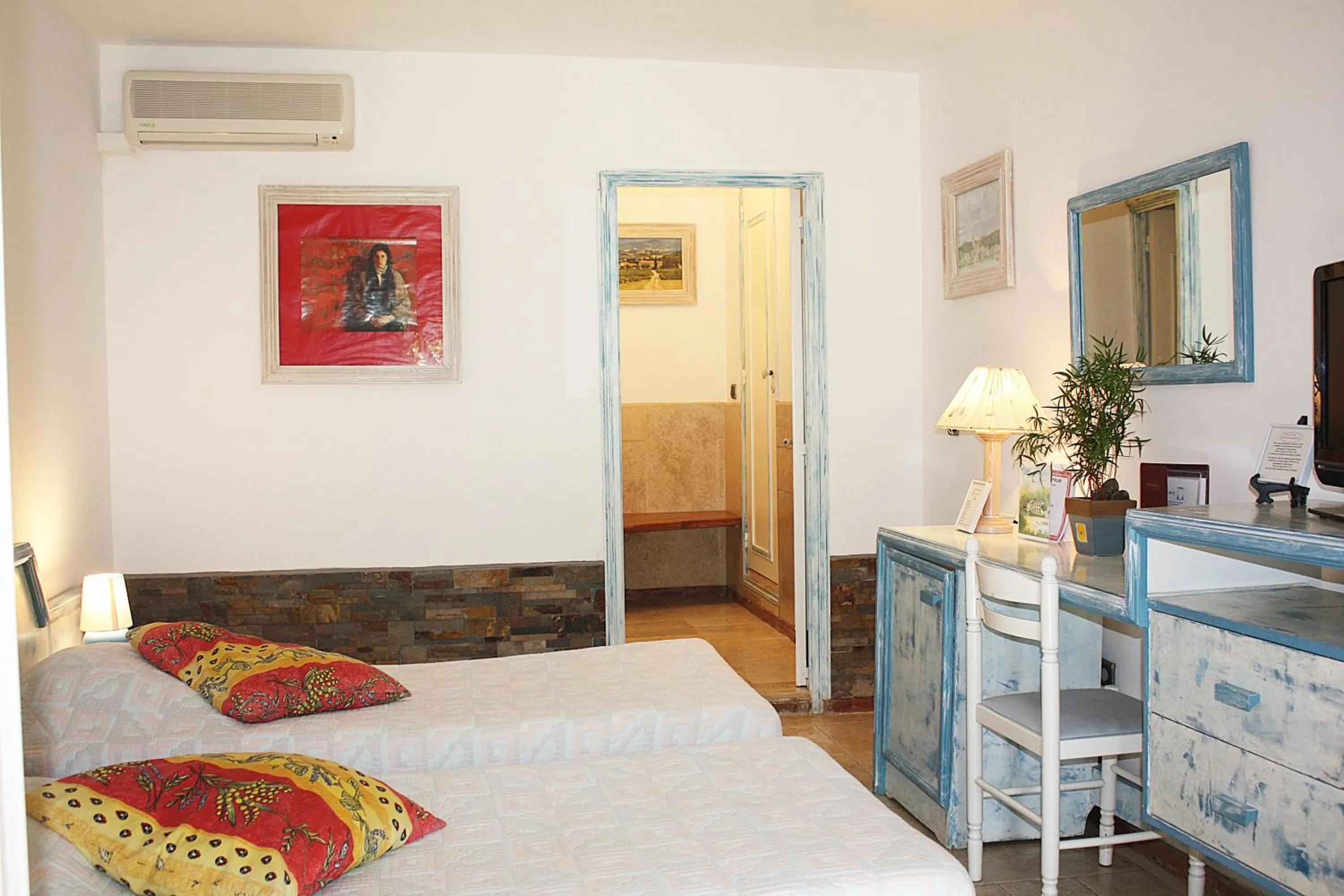 Photo of the whole room in Athénopolis