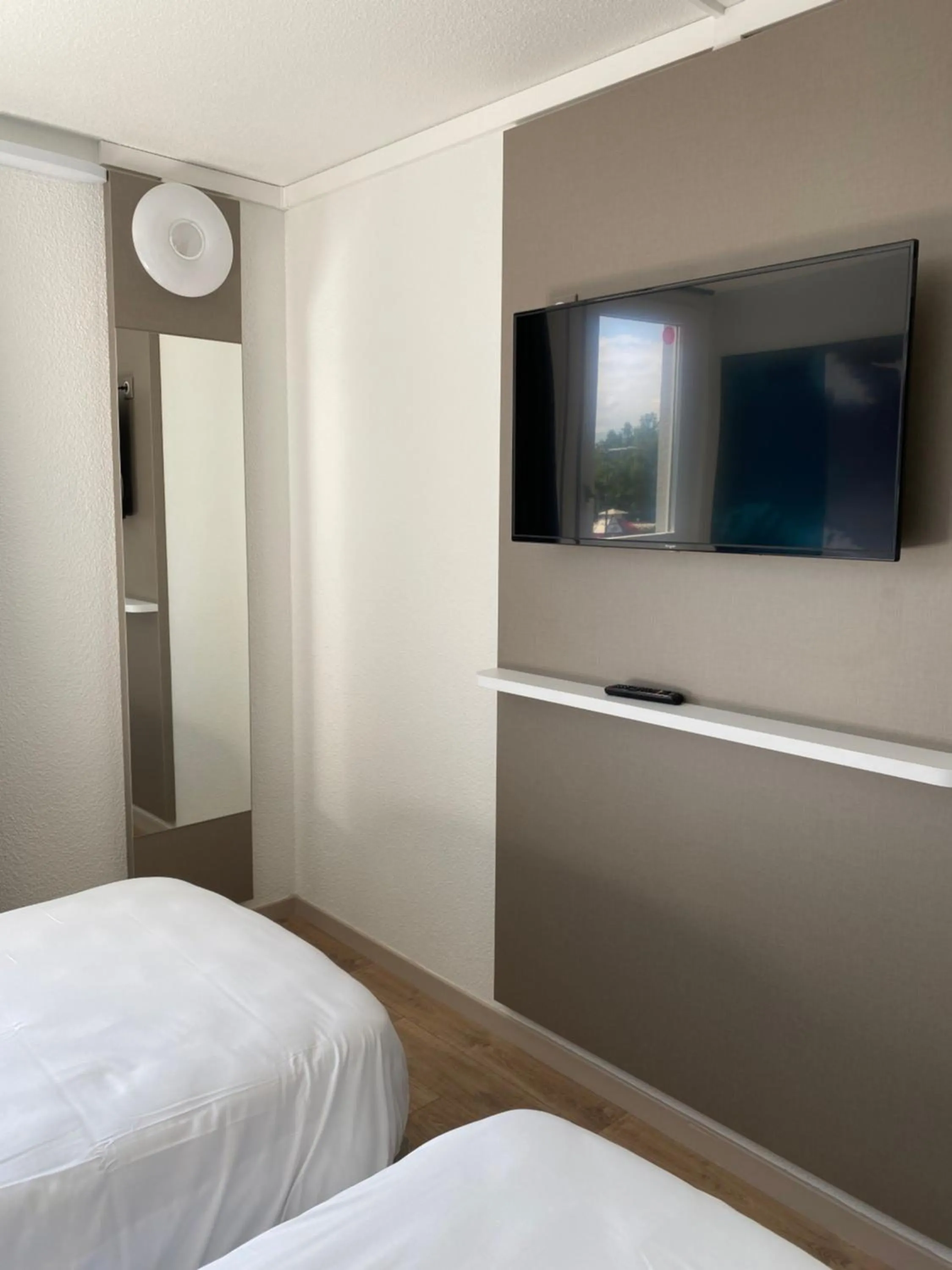 TV and multimedia, Bed in Kyriad Direct - Bourg les Valence