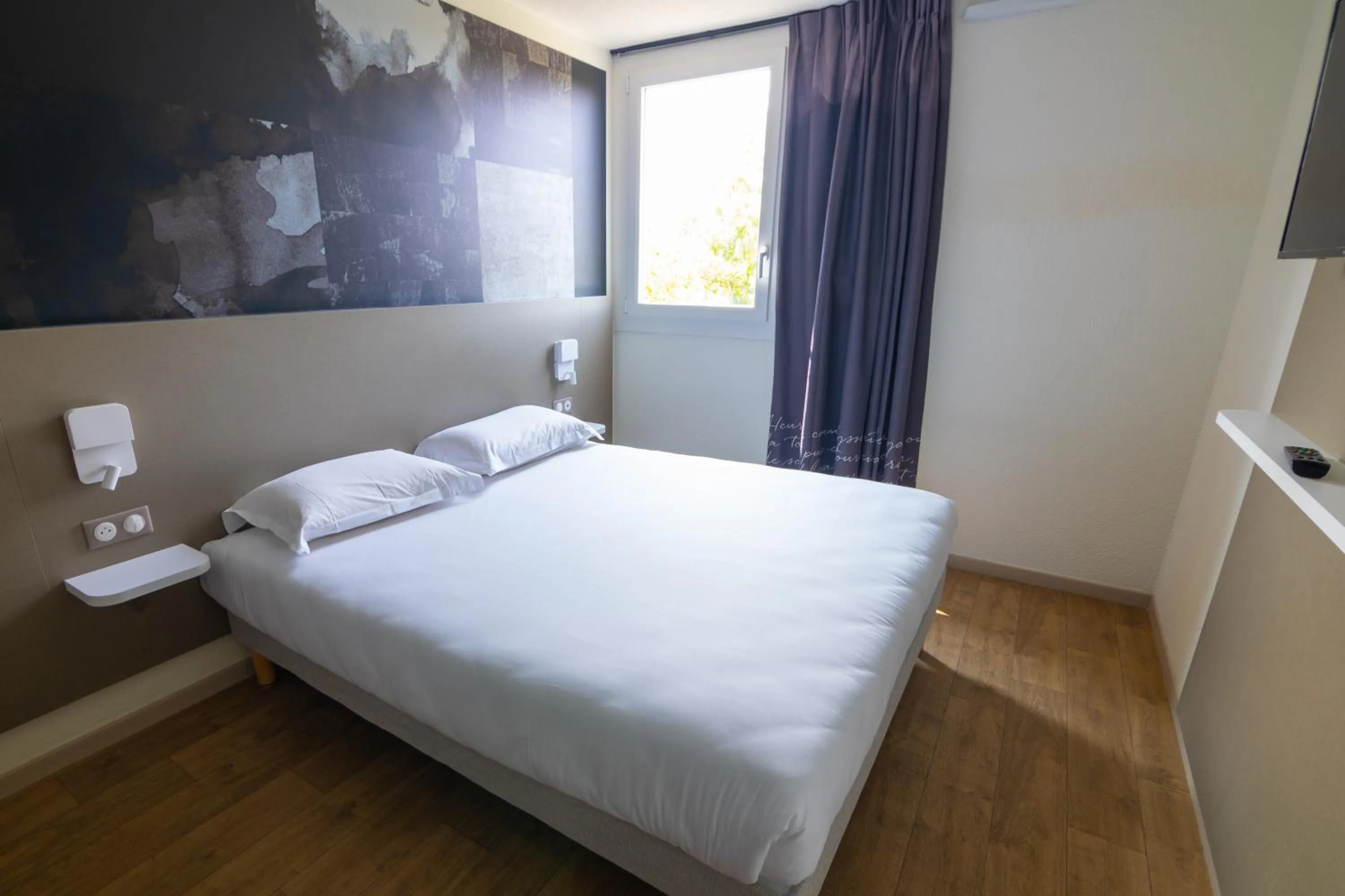 Photo of the whole room, Bed in Kyriad Direct - Bourg les Valence