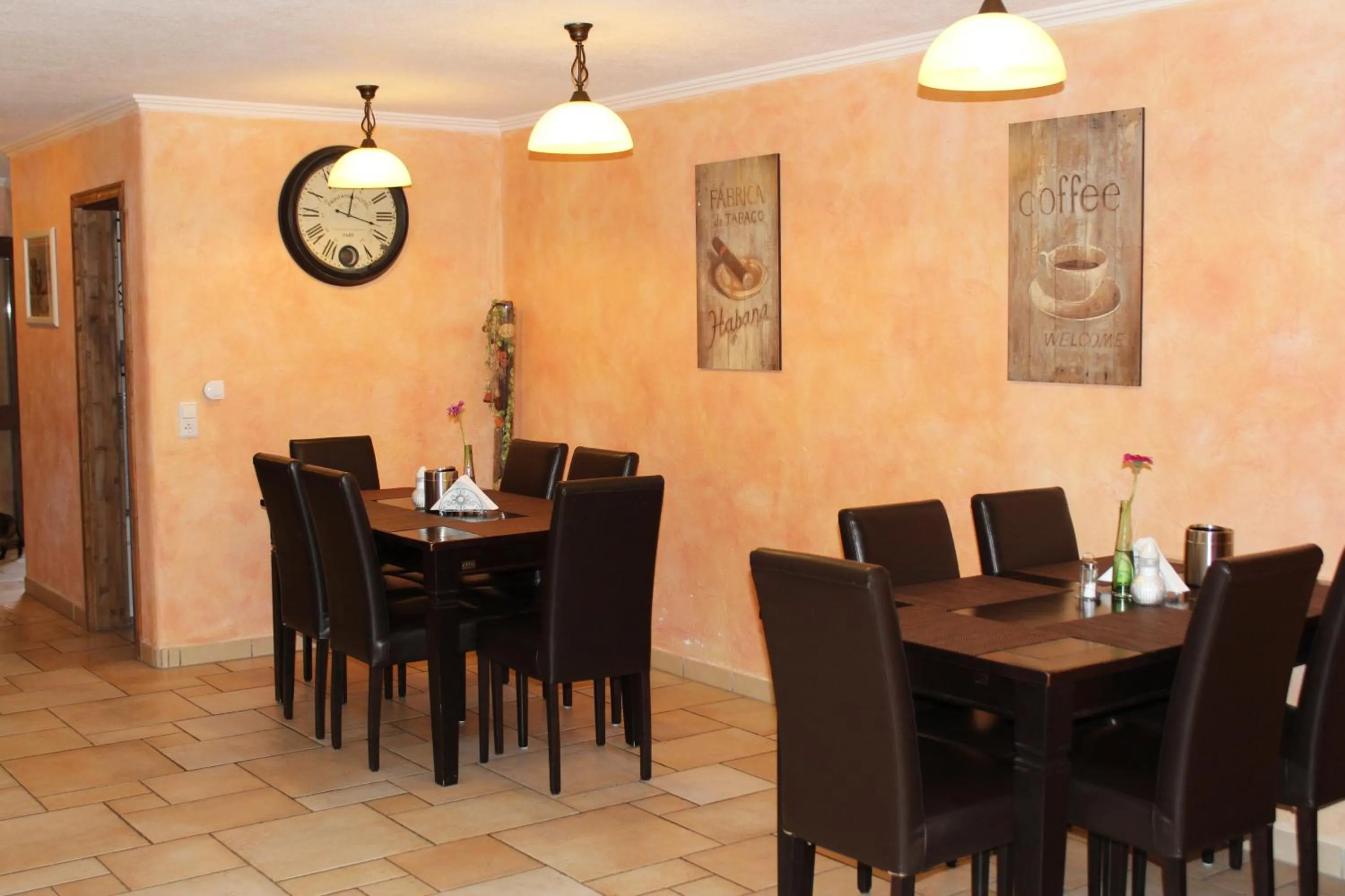 Dining area in Pension Vanii, Apartments