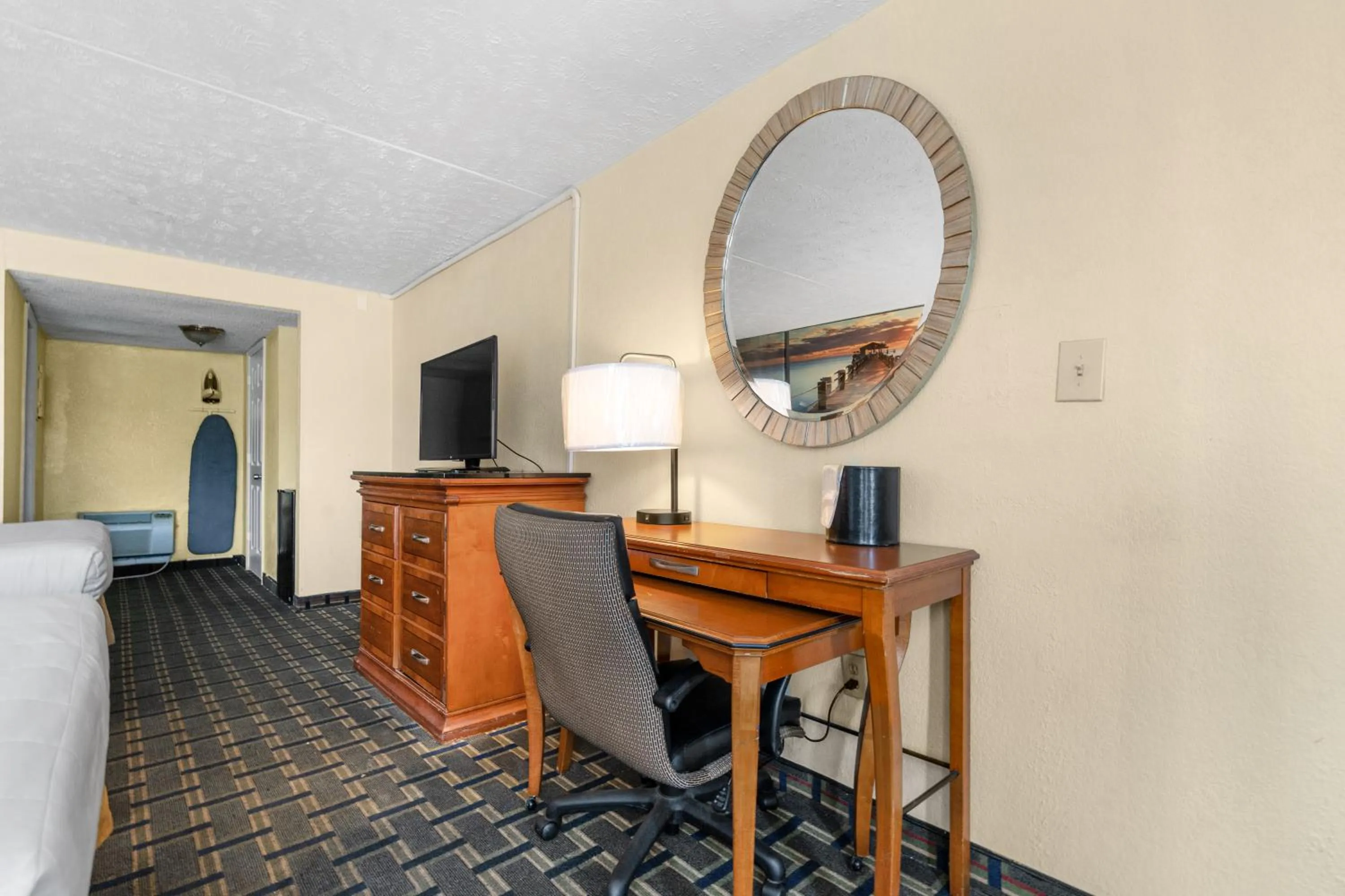 TV and multimedia in Days Inn by Wyndham Myrtle Beach-Grand Strand