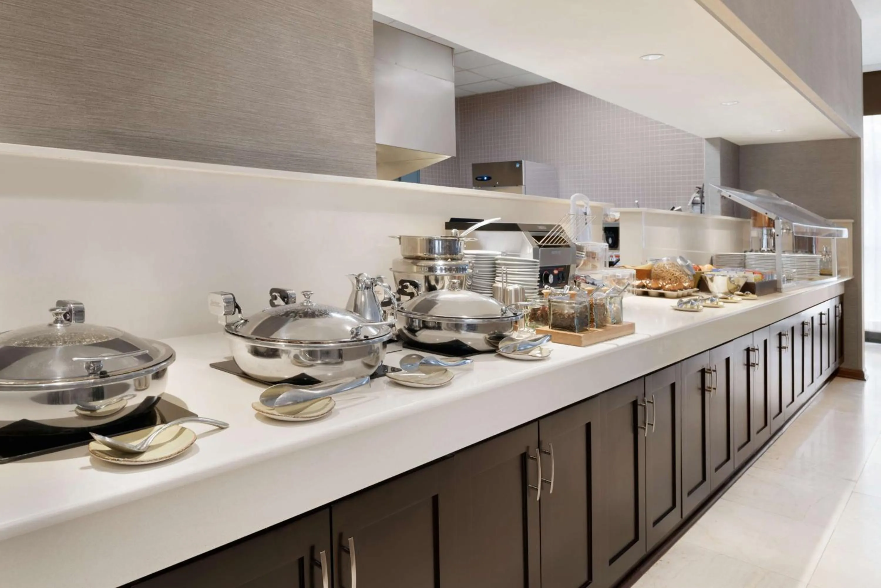 Dining area in DoubleTree by Hilton Milwaukee/Brookfield