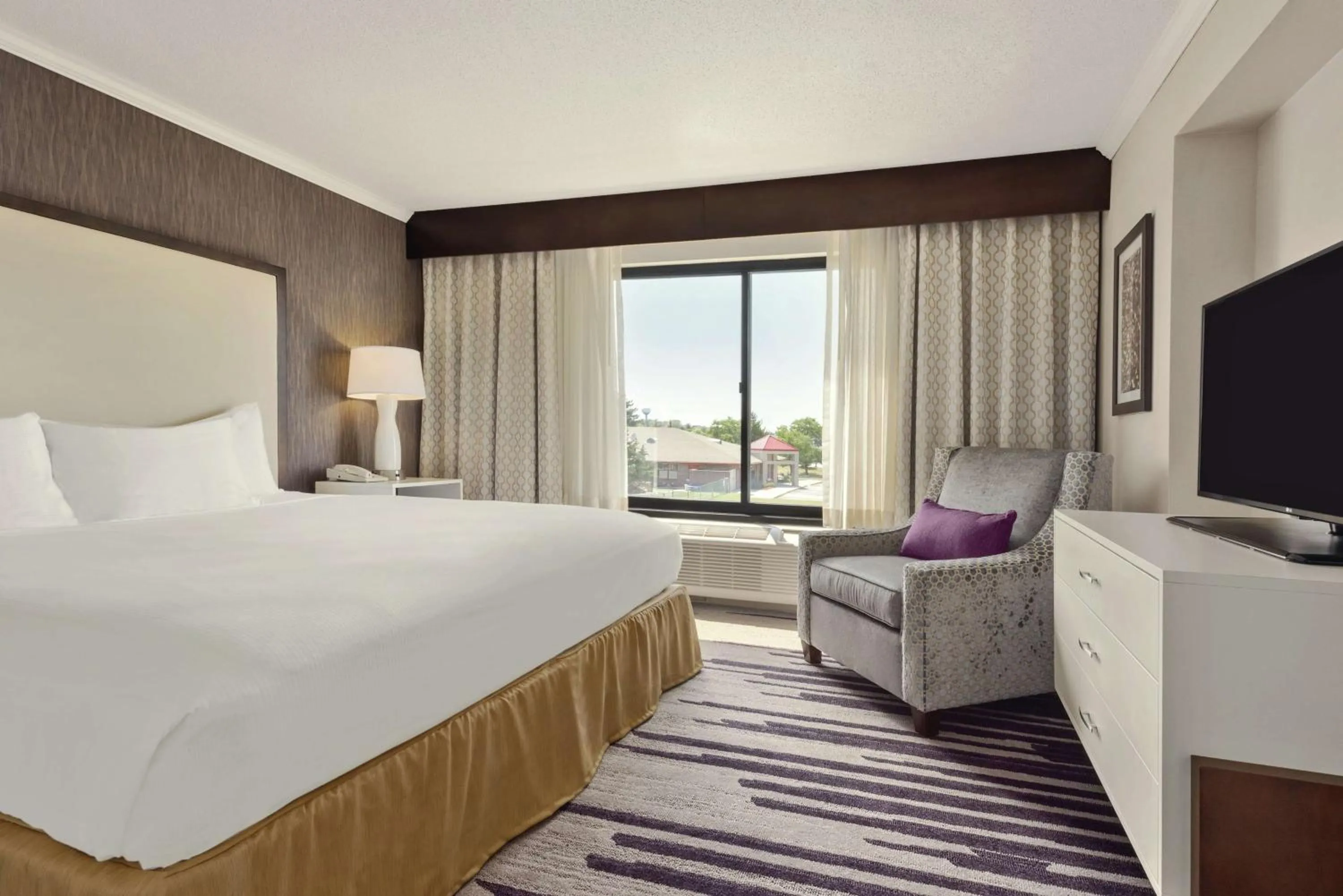 Bed in DoubleTree by Hilton Milwaukee/Brookfield