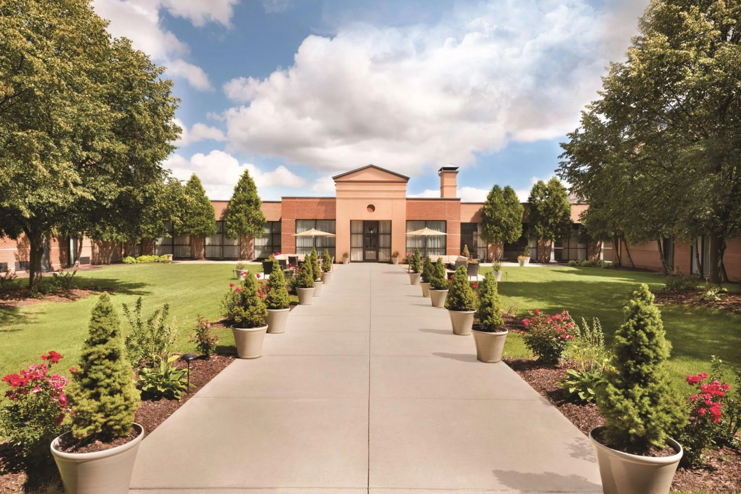 Inner courtyard view in DoubleTree by Hilton Milwaukee/Brookfield