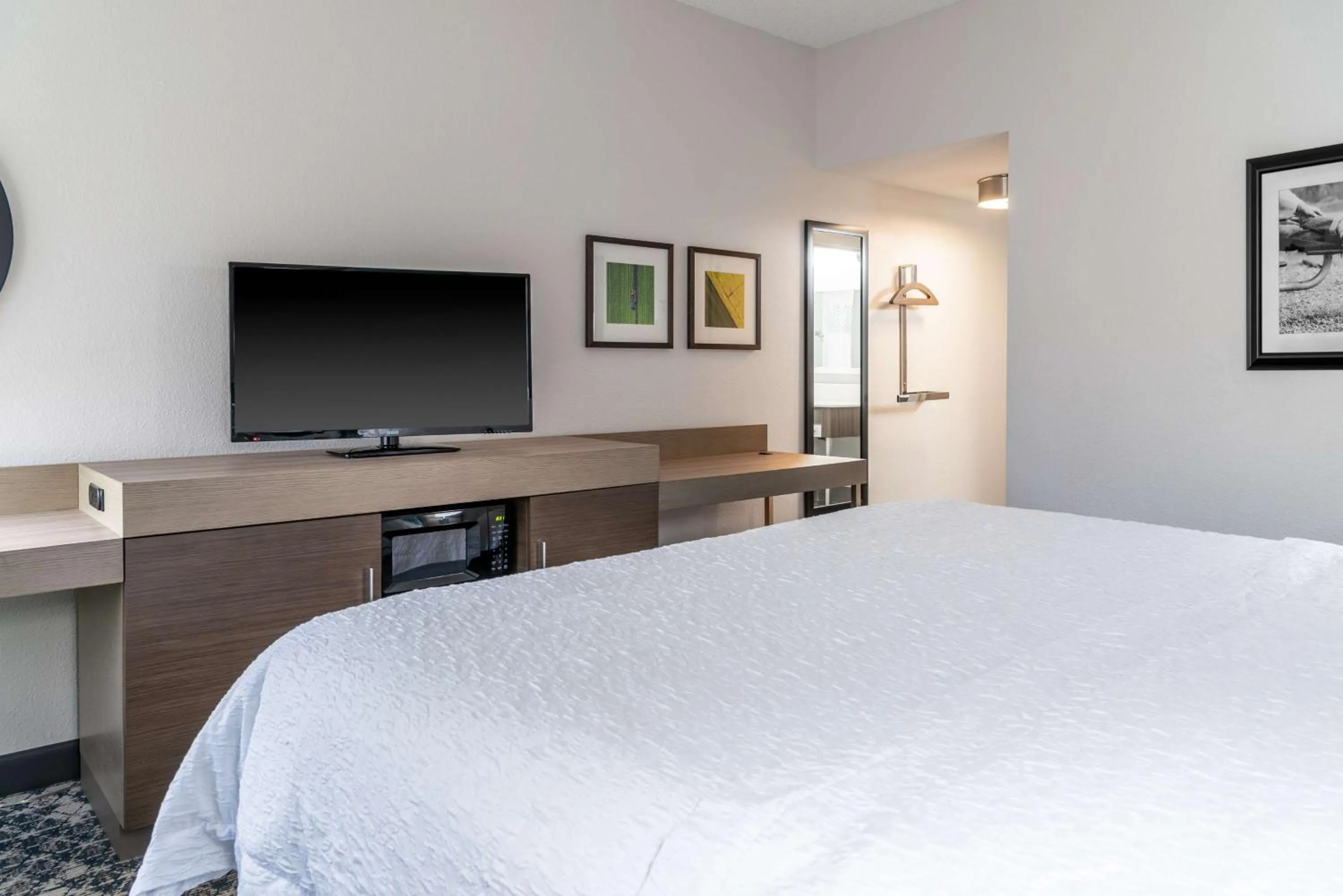 Bedroom, Bed in Hampton Inn Kansas City-Lee's Summit