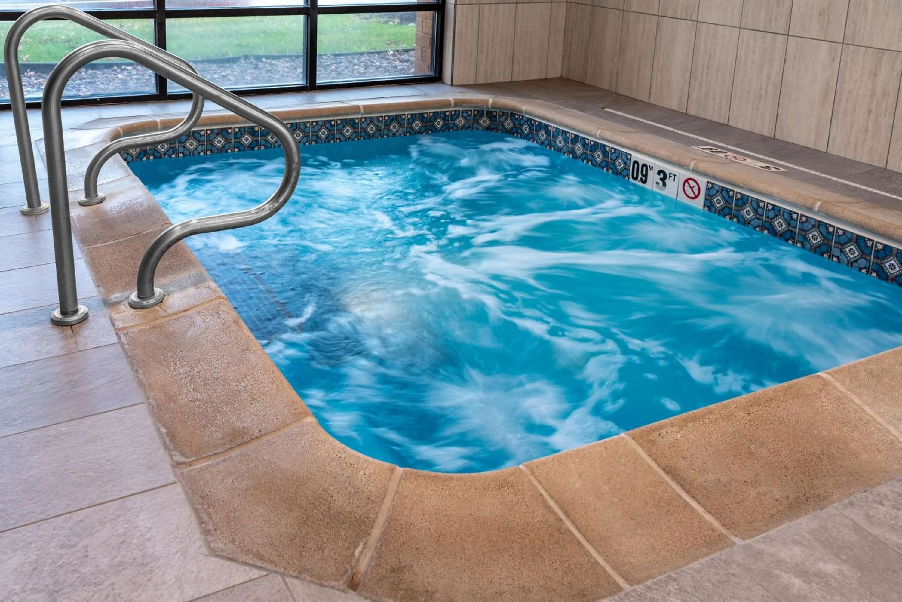 Pool view in Hampton Inn Kansas City-Lee's Summit