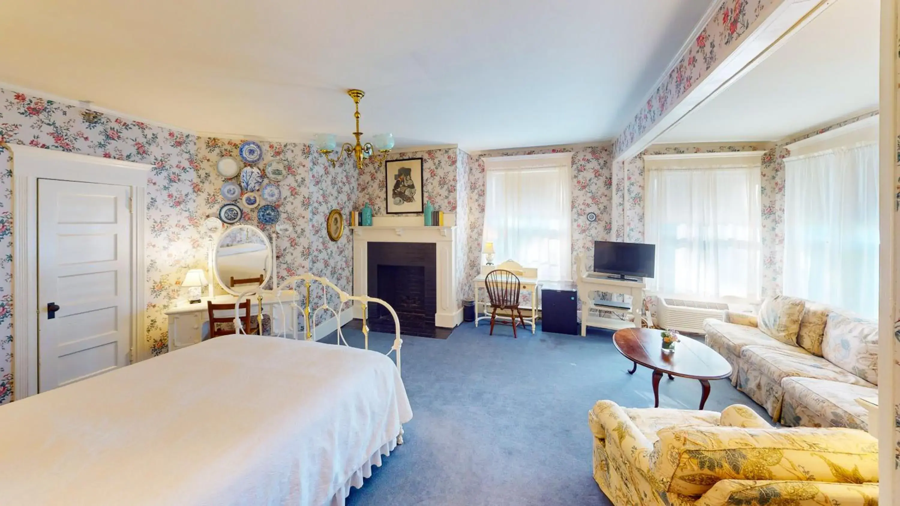 Deluxe Queen Room in The Red Lion Inn Deluxe Queen Room in The Red Lion Inn