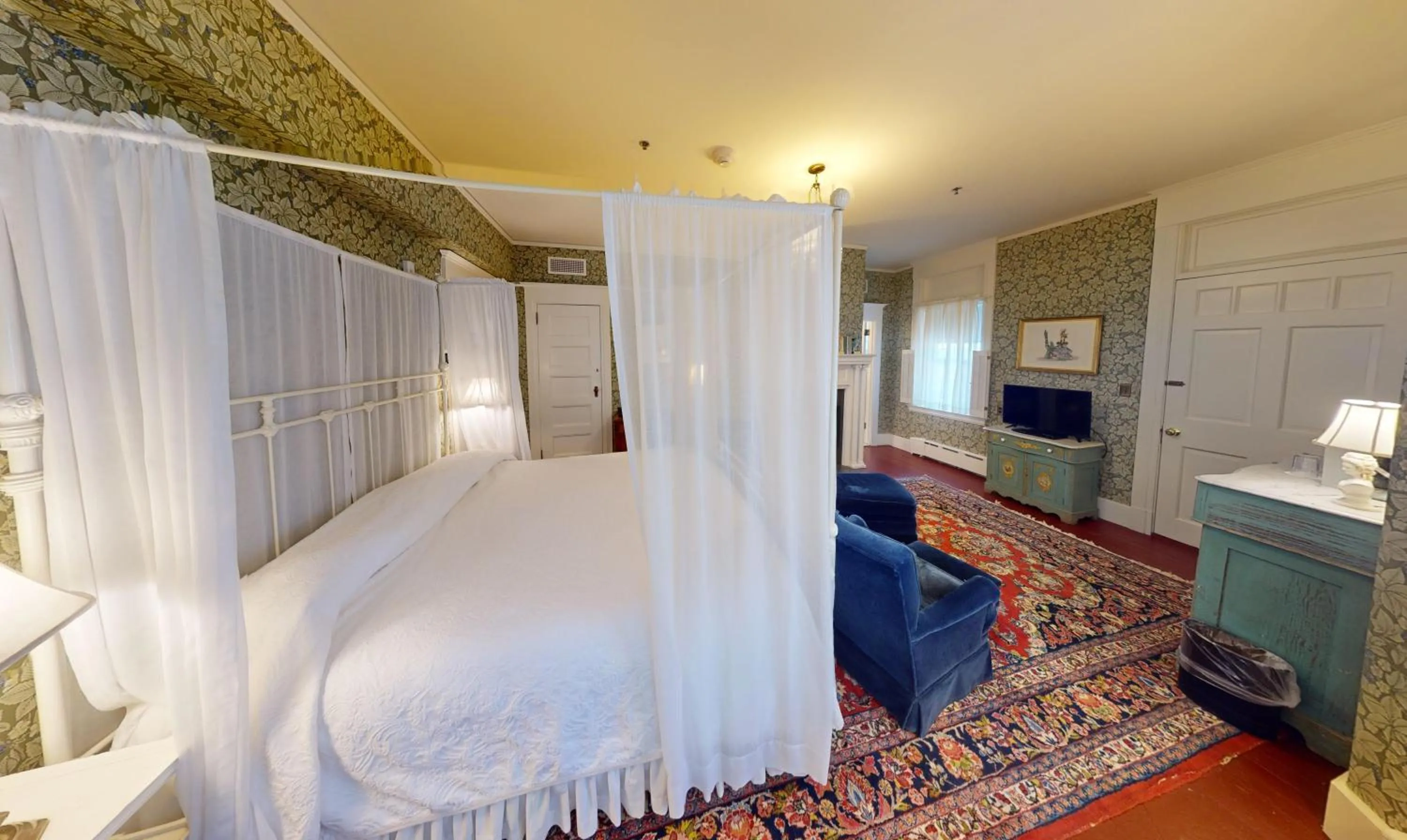 Deluxe King Room in The Red Lion Inn