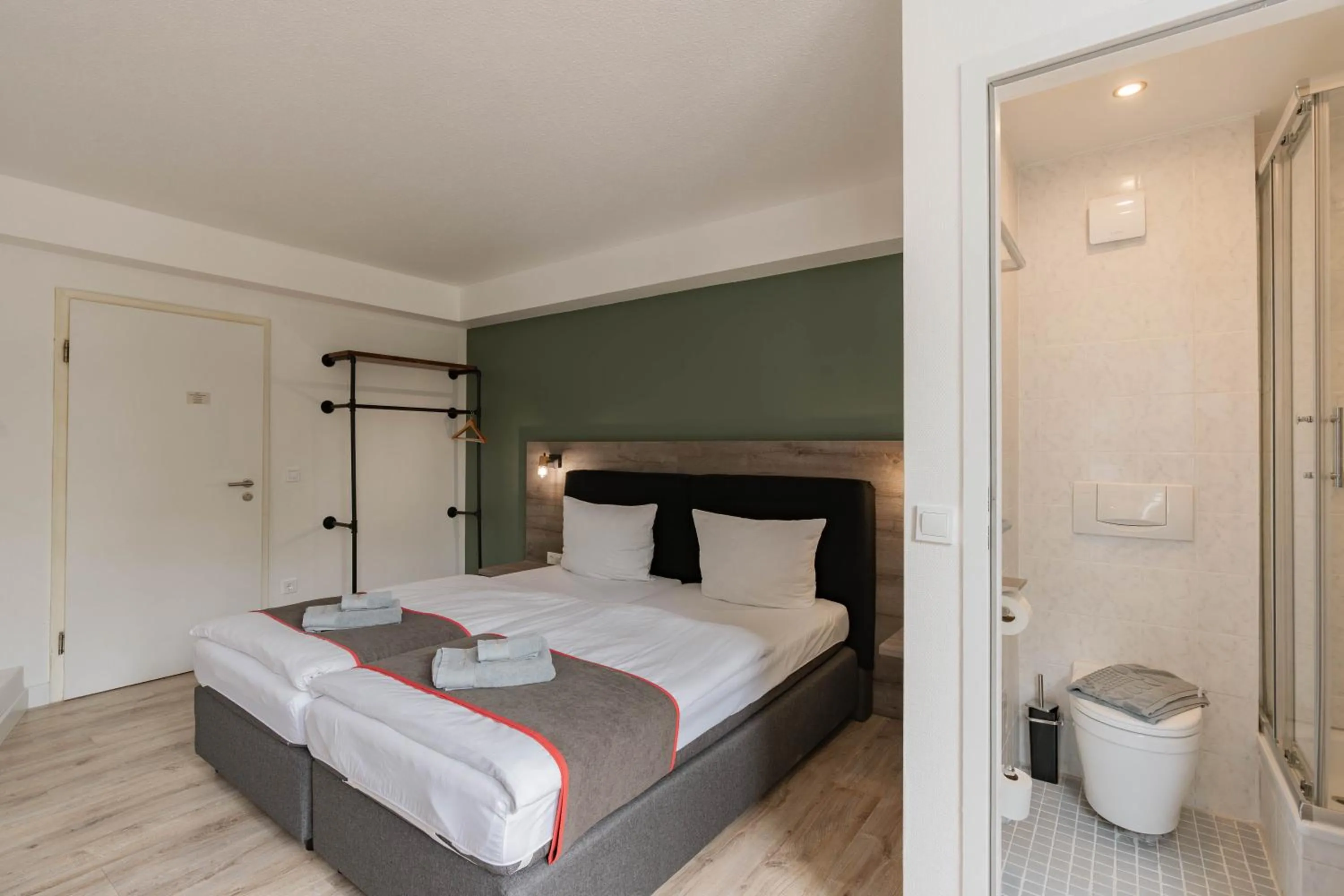 Toilet, Bed in Hotel Enger Hof