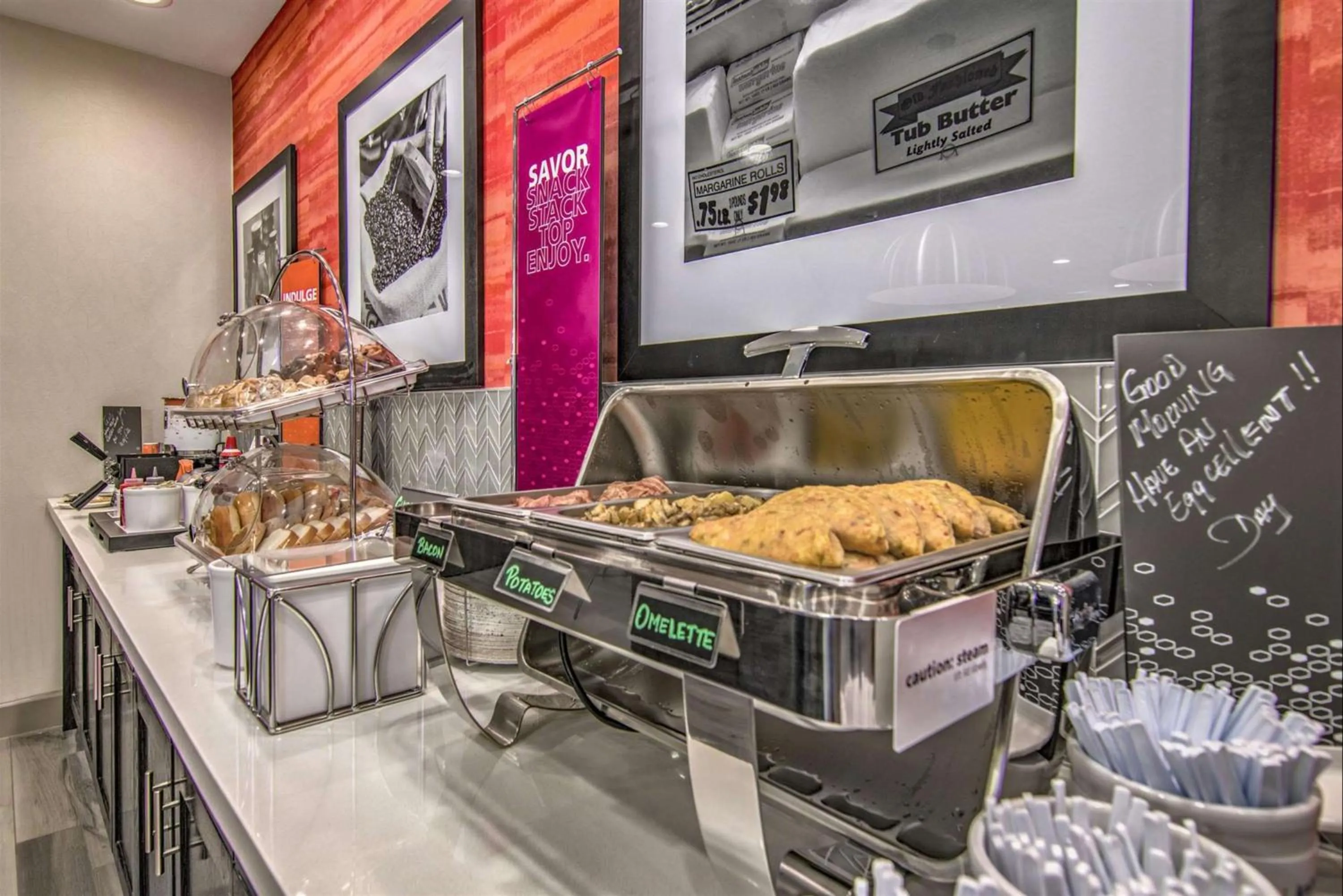 Dining area in Hampton Inn Houston NASA-Johnson Space Center