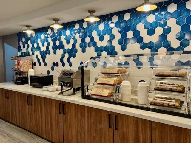 Food and drinks in La Quinta Inn by Wyndham Orlando International Drive North