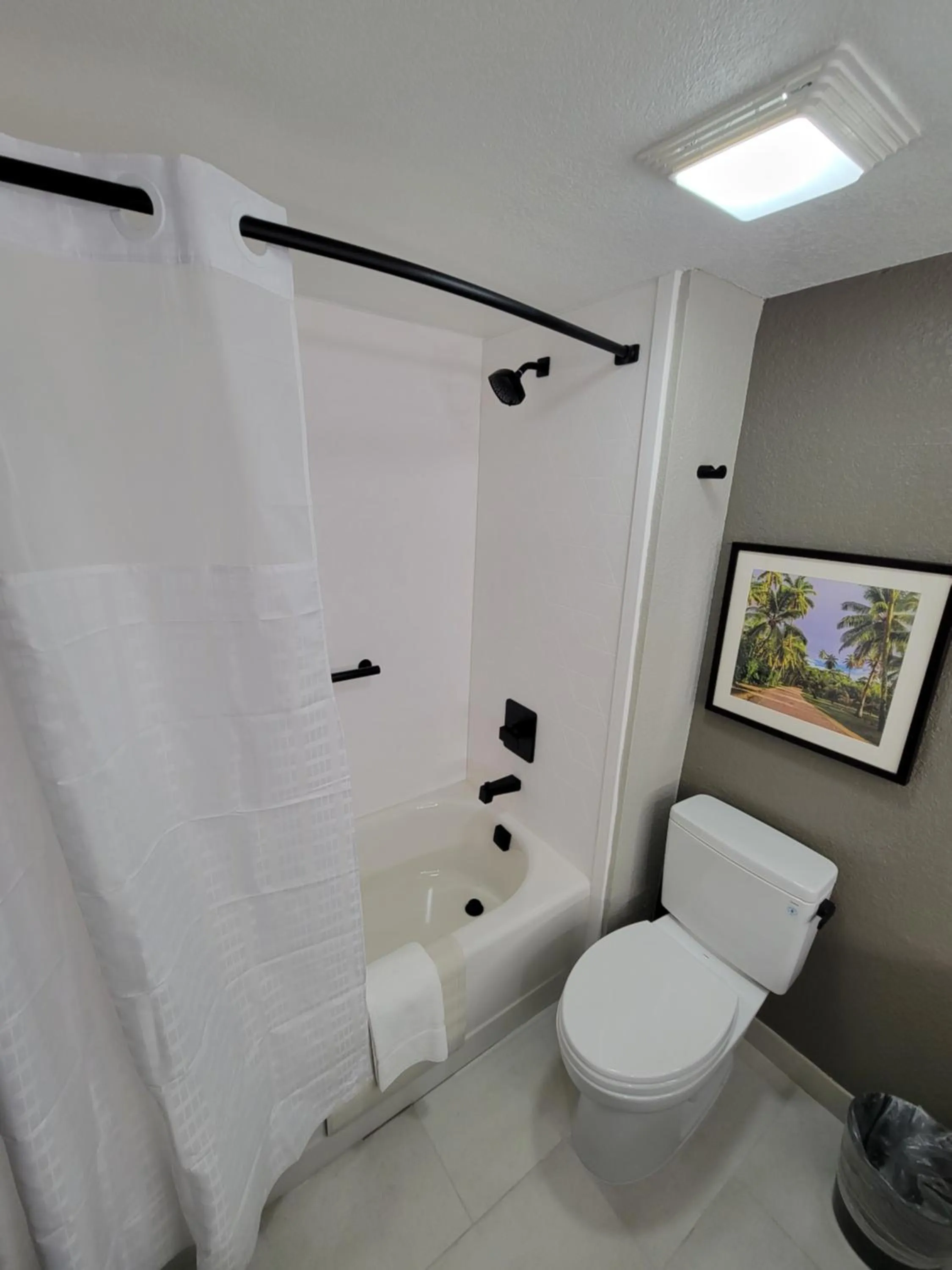 Shower in La Quinta Inn by Wyndham Orlando International Drive North