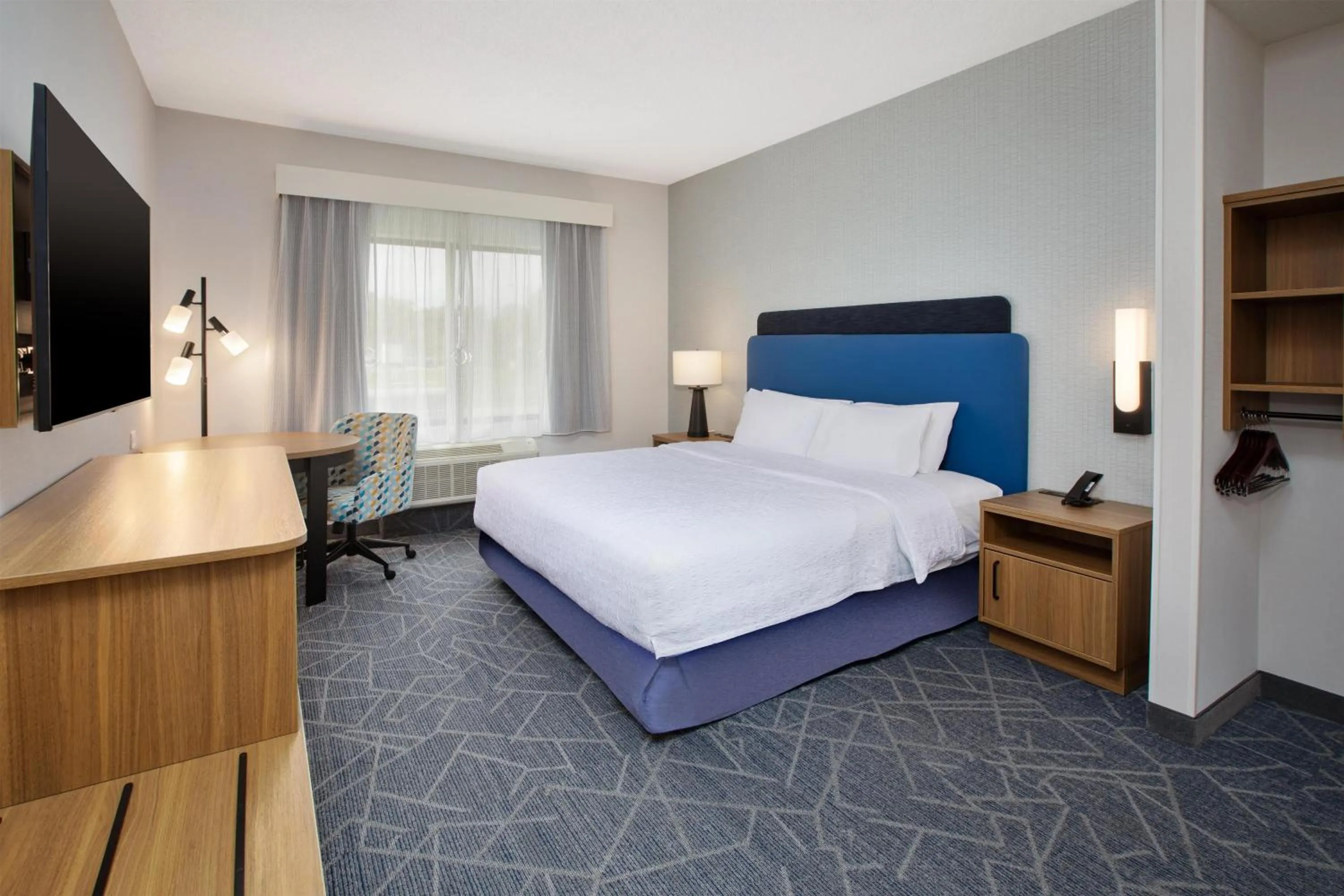 Bed in Hampton Inn Detroit/Belleville-Airport Area