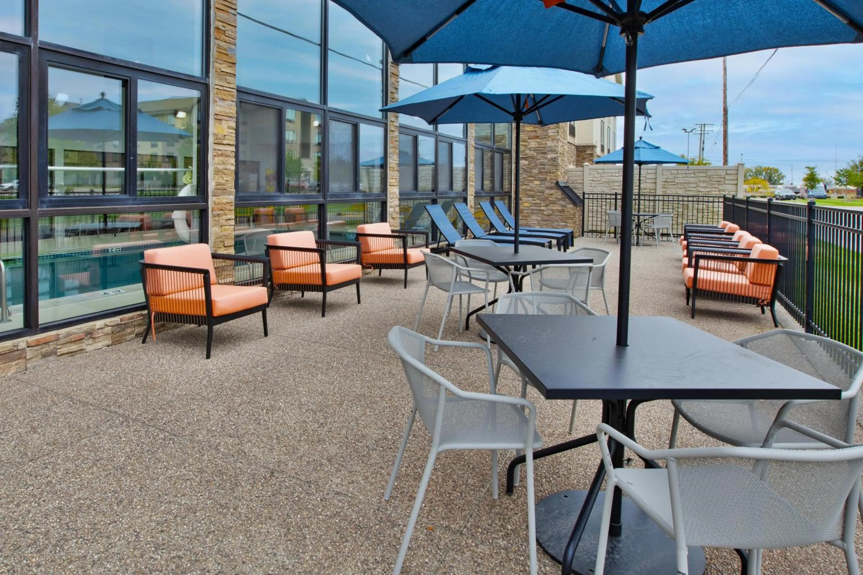 Patio in Hampton Inn Detroit/Belleville-Airport Area