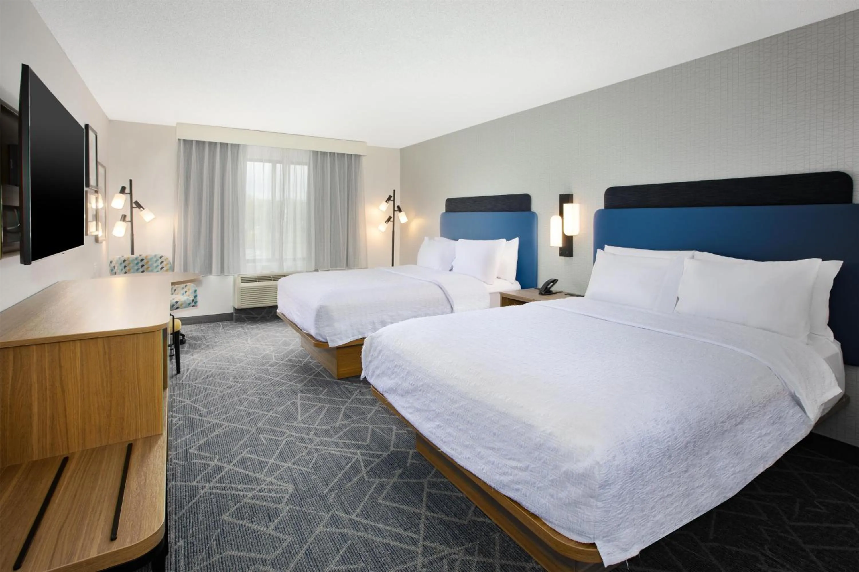 Bed in Hampton Inn Detroit/Belleville-Airport Area