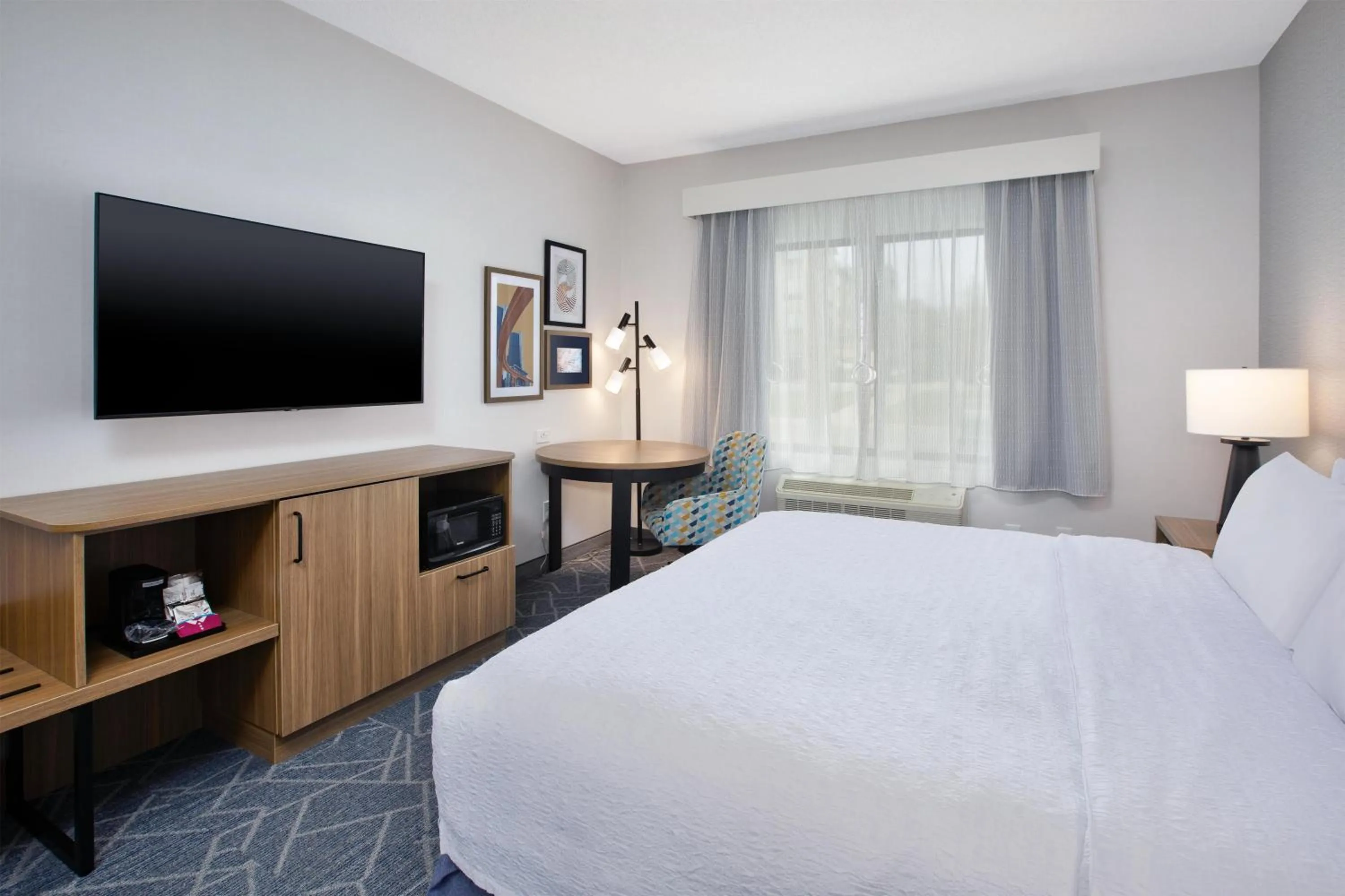 Bed in Hampton Inn Detroit/Belleville-Airport Area