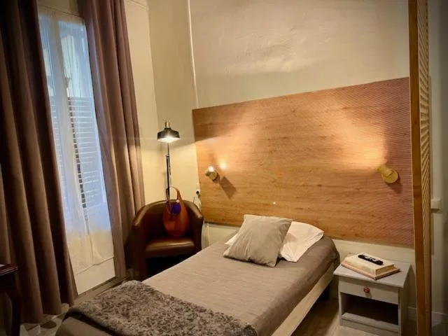 Photo of the whole room, Bed in Hôtel Paul Riquet