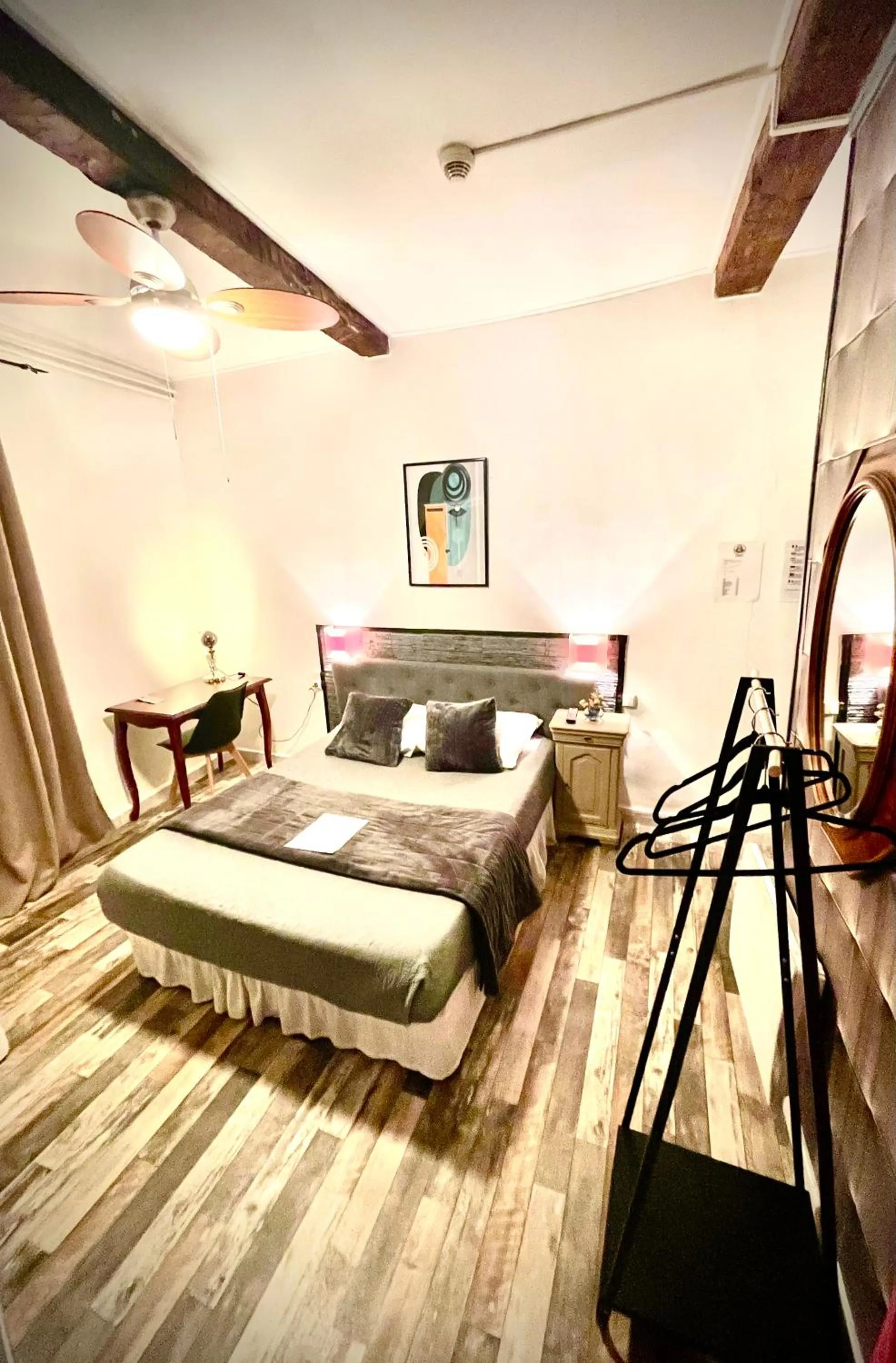 TV and multimedia, Bed in Hôtel Paul Riquet