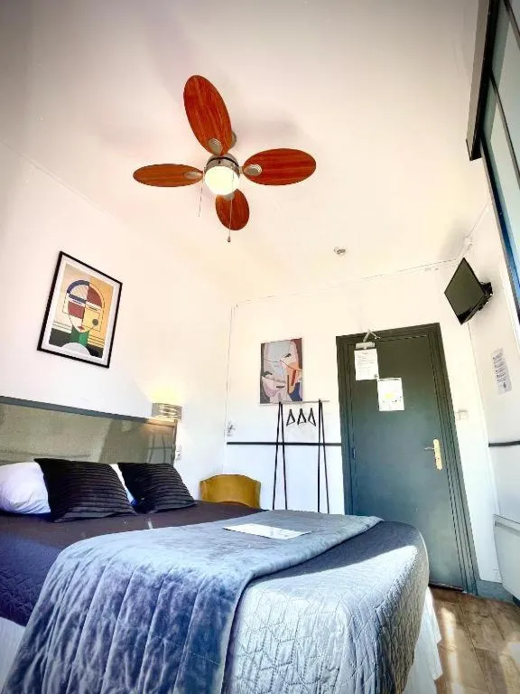 Photo of the whole room, Bed in Hôtel Paul Riquet