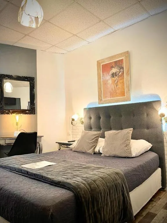 Photo of the whole room, Bed in Hôtel Paul Riquet