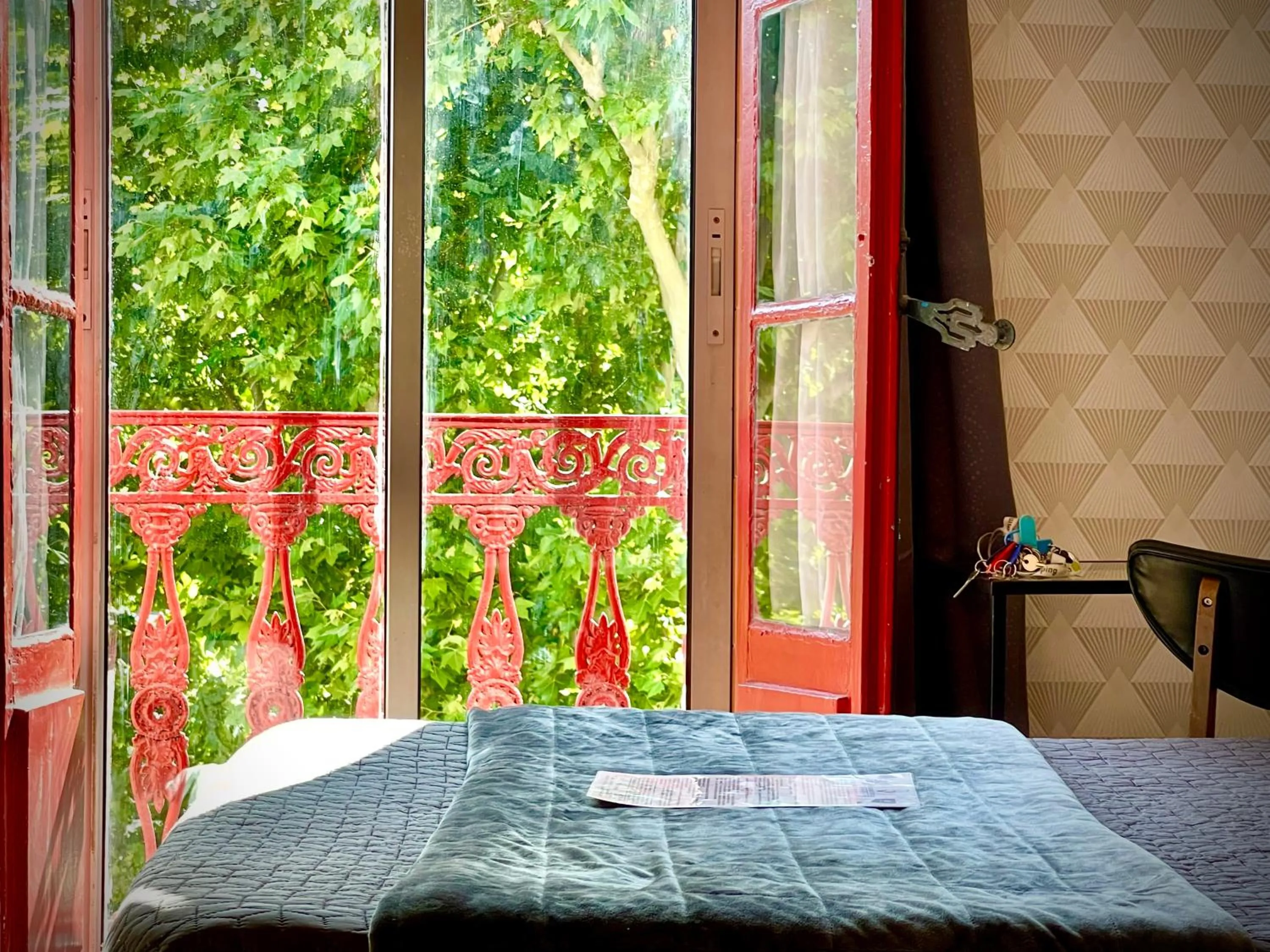 View (from property/room), Bed in Hôtel Paul Riquet