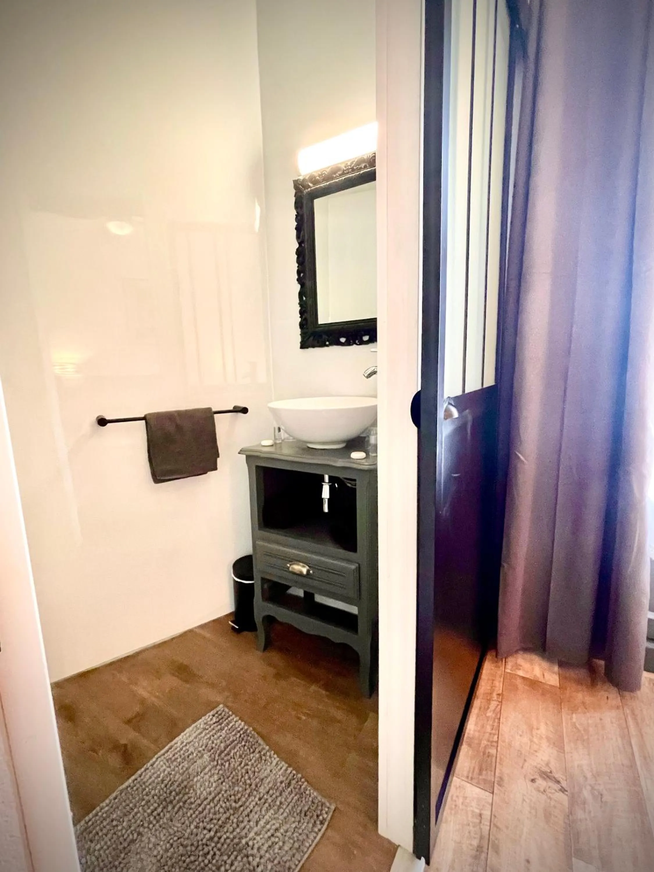 Bathroom, Bed in Hôtel Paul Riquet