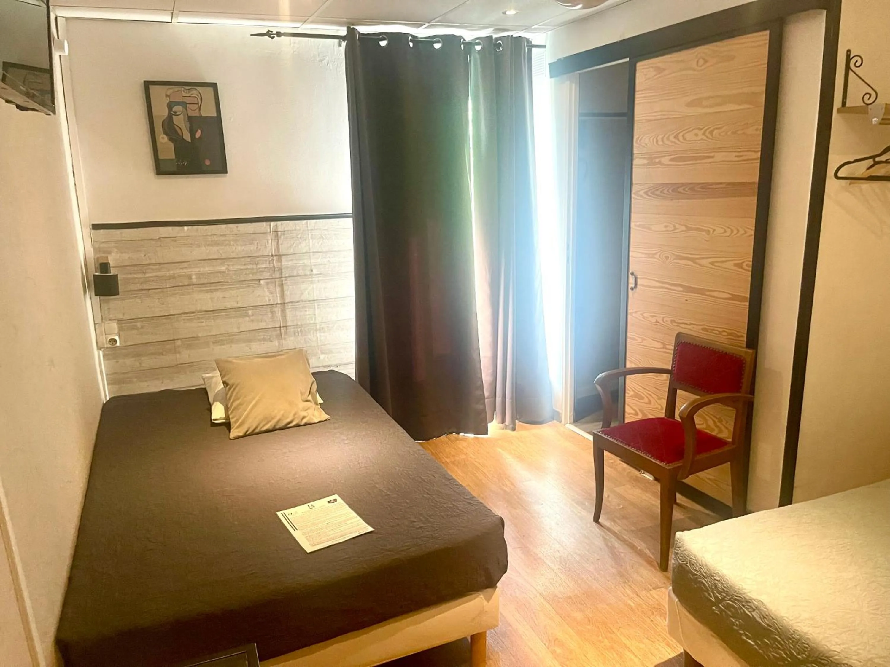 Photo of the whole room, Bed in Hôtel Paul Riquet