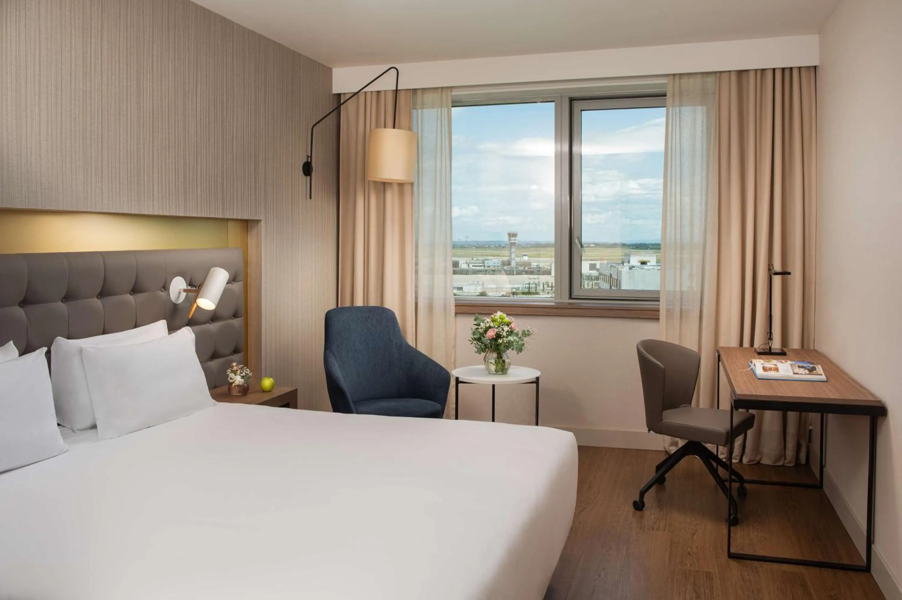 Bedroom, Bed in NH Lyon Airport