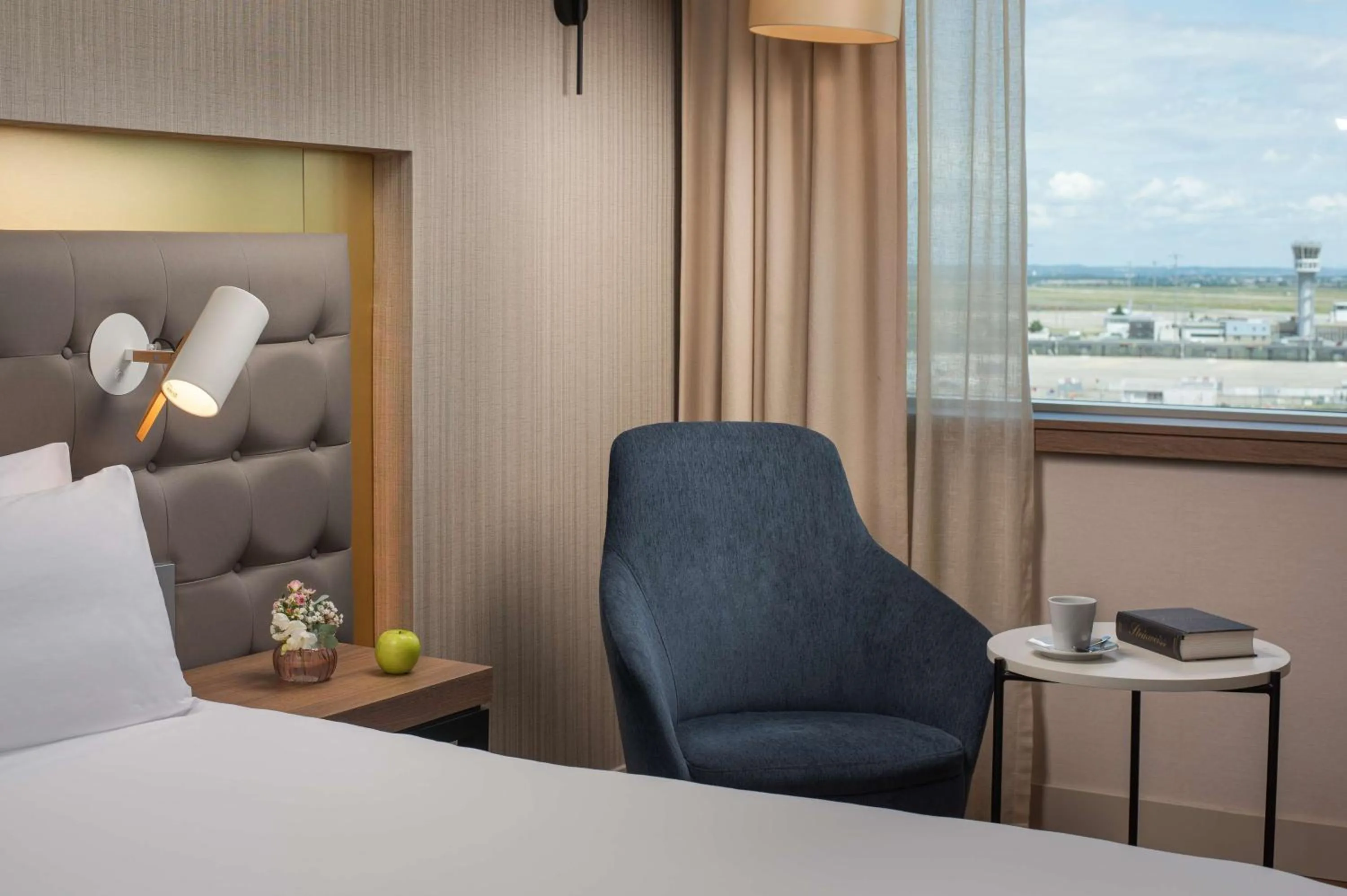 Bedroom, Bed in NH Lyon Airport