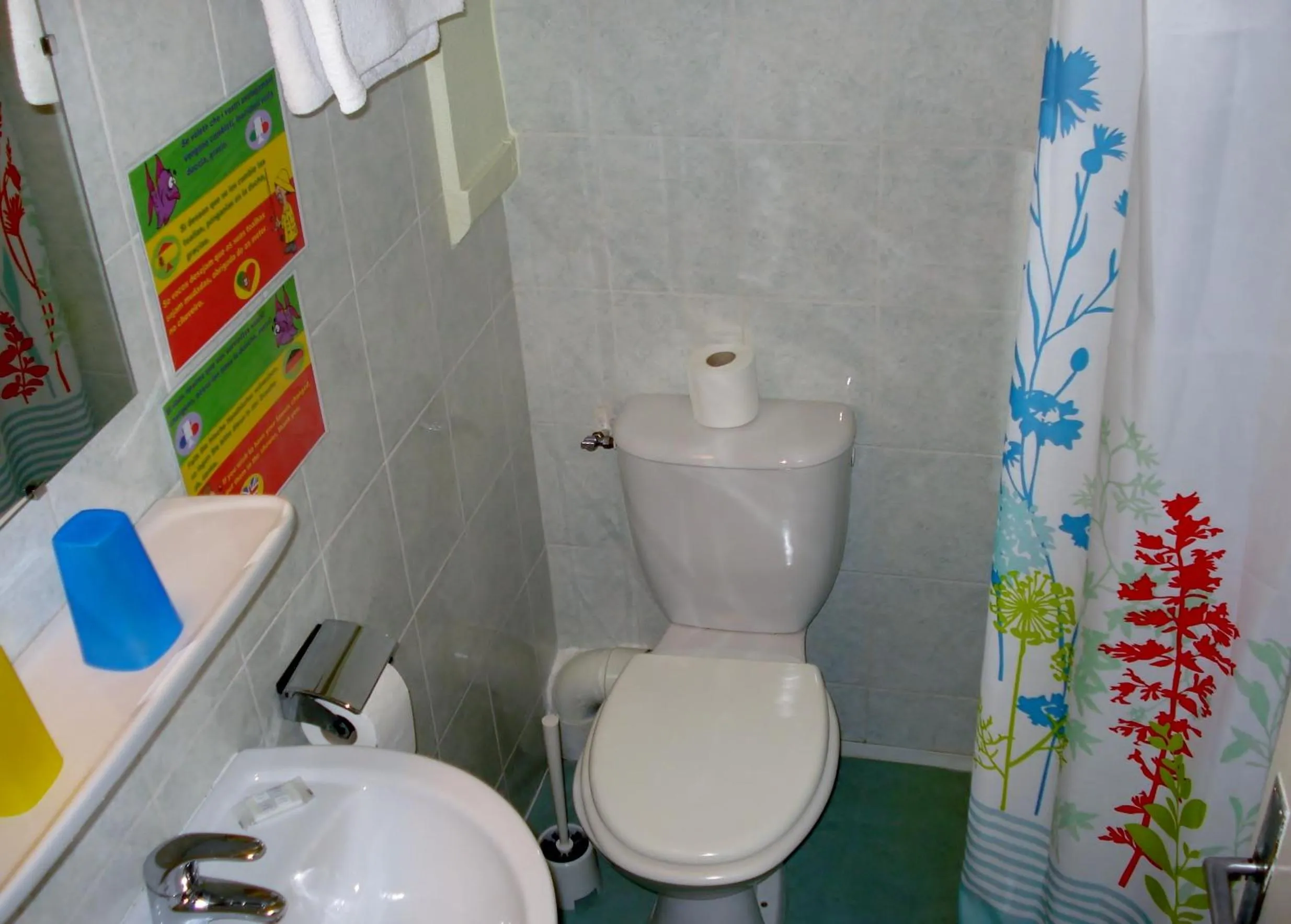 Toilet in Hôtel La Fontaine