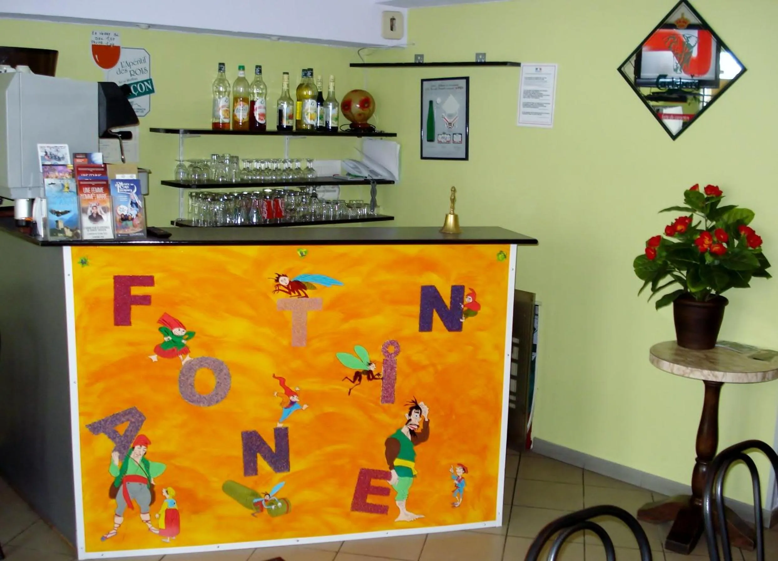 Lounge or bar in Hôtel La Fontaine