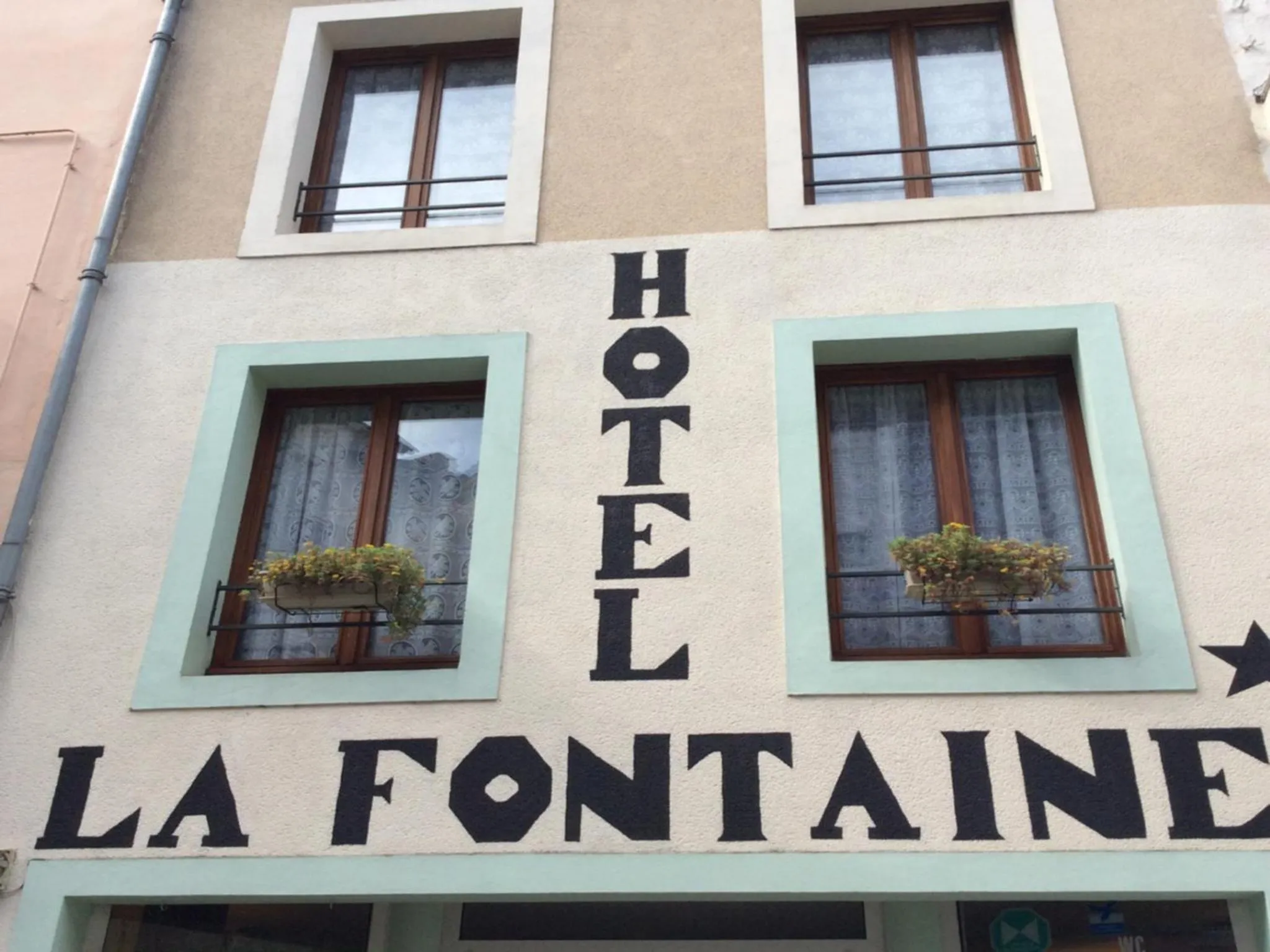 Facade/entrance in Hôtel La Fontaine