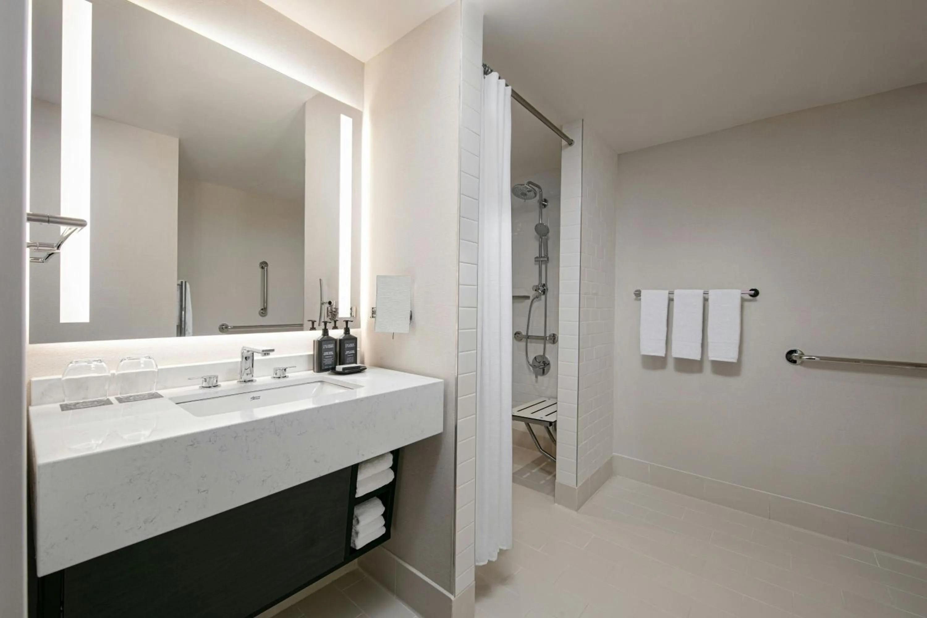 Bathroom in Sheraton LaGuardia East Hotel