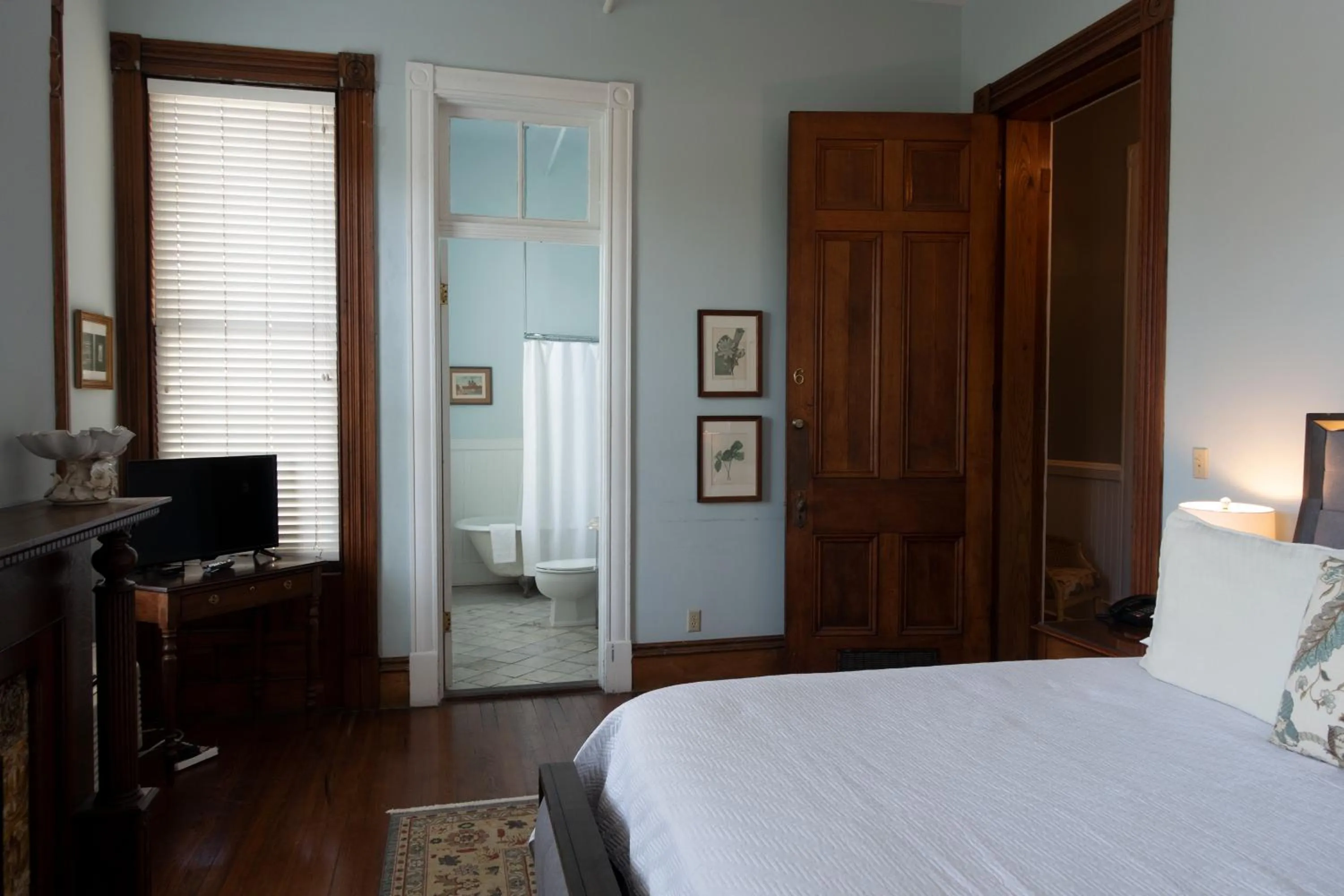 Bathroom, Bed in Forsyth Park Inn