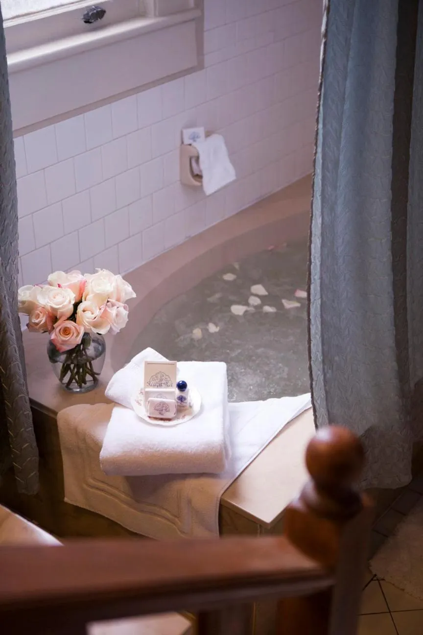 Bath in Forsyth Park Inn