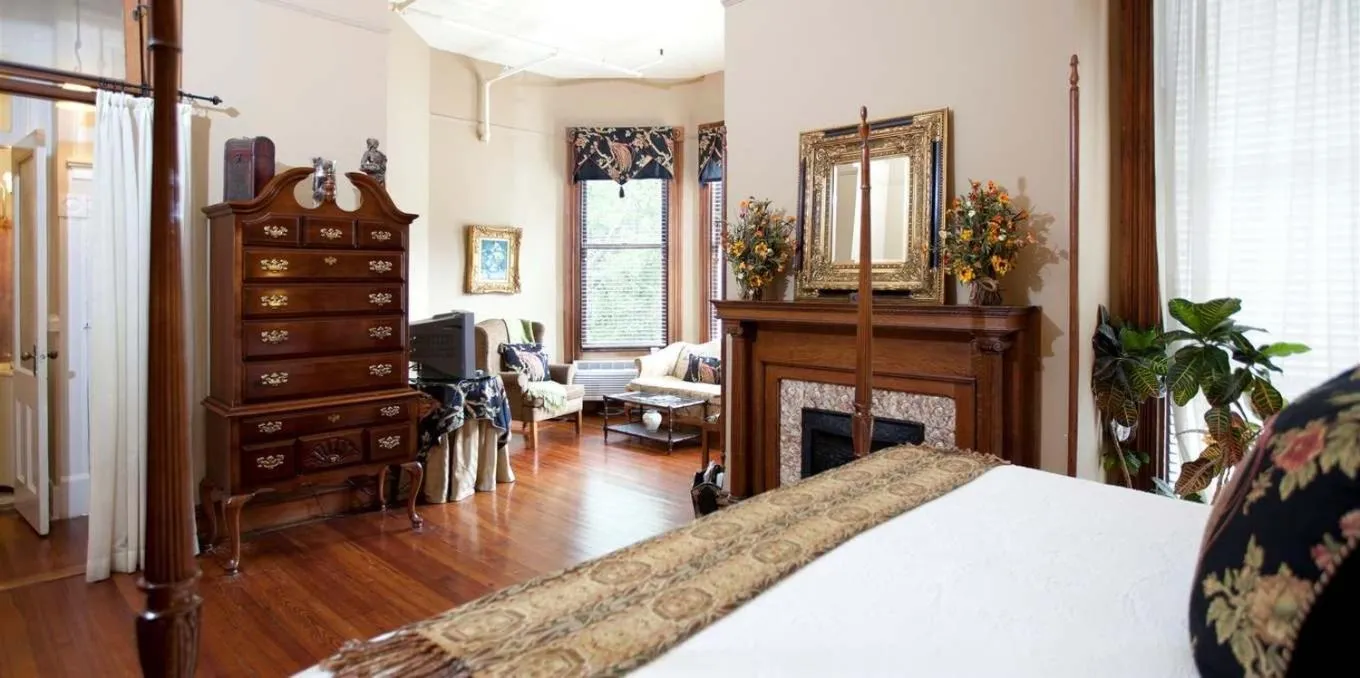 Day, Bed in Forsyth Park Inn