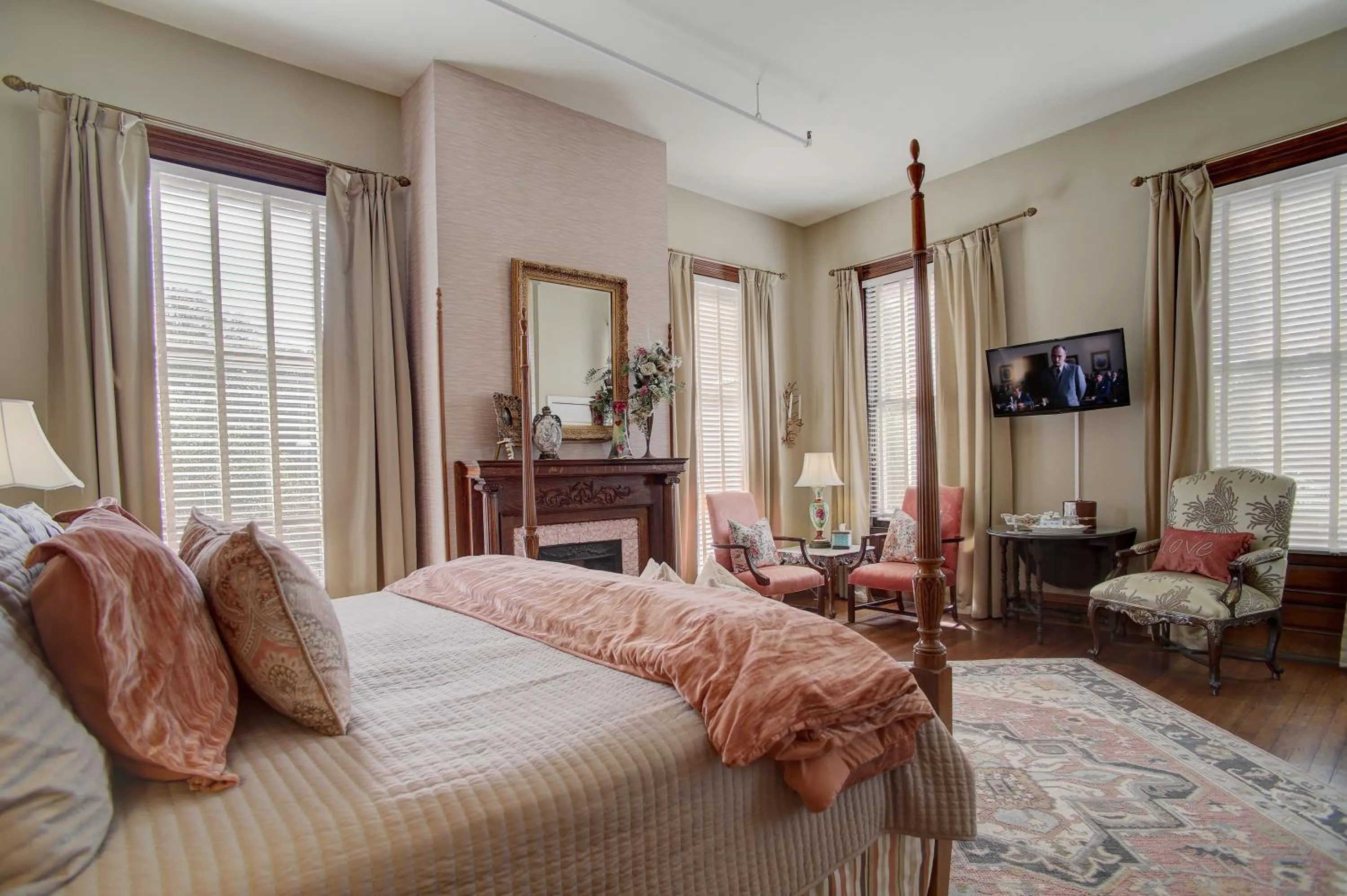 Bed in Forsyth Park Inn