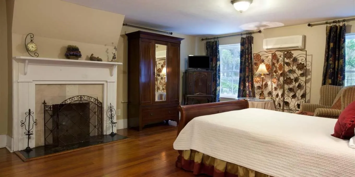 Photo of the whole room, Bed in Forsyth Park Inn